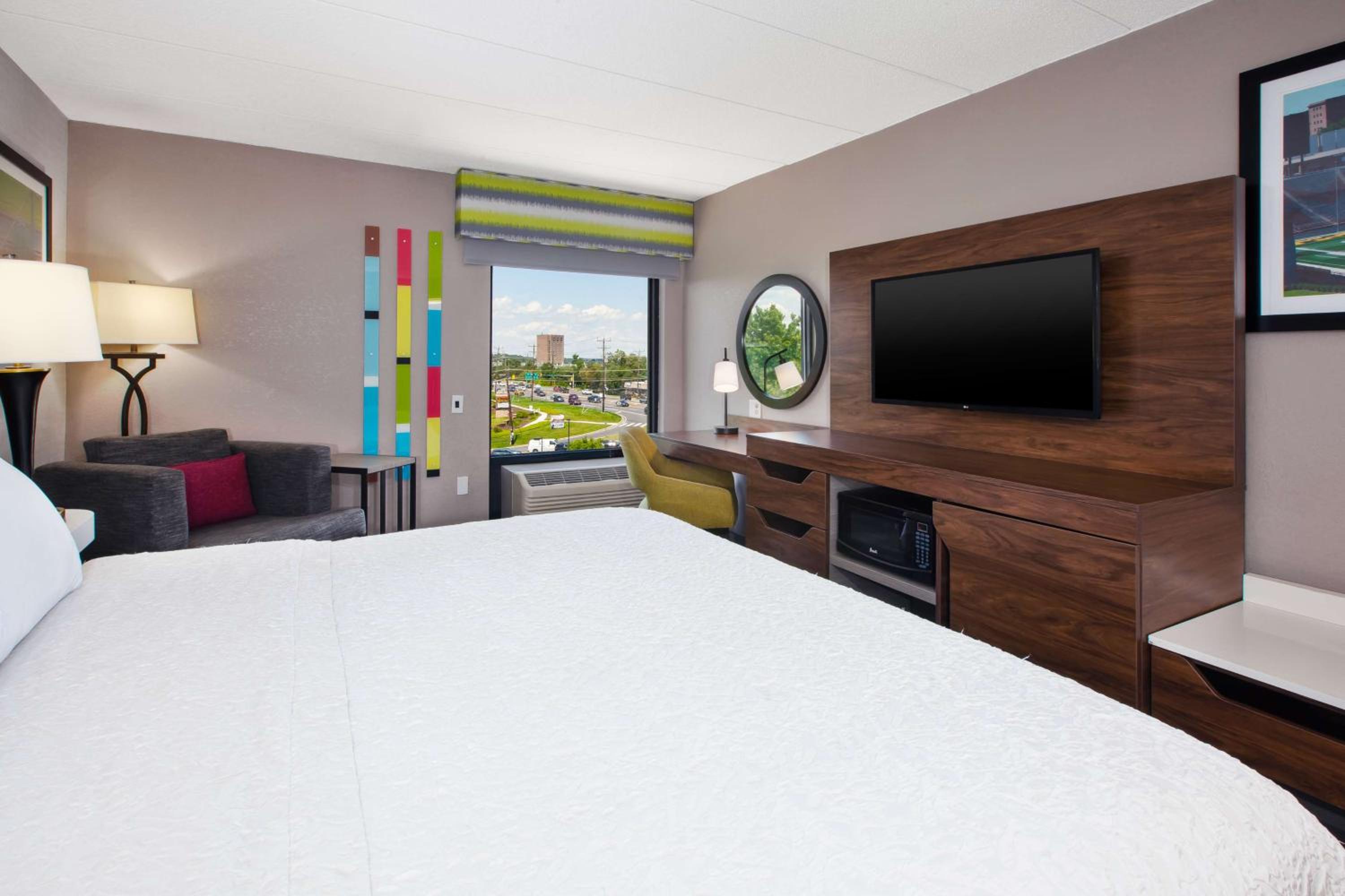 King Room with Accessible Tub - Mobility and Hearing Access/Non-Smoking - Photo 3