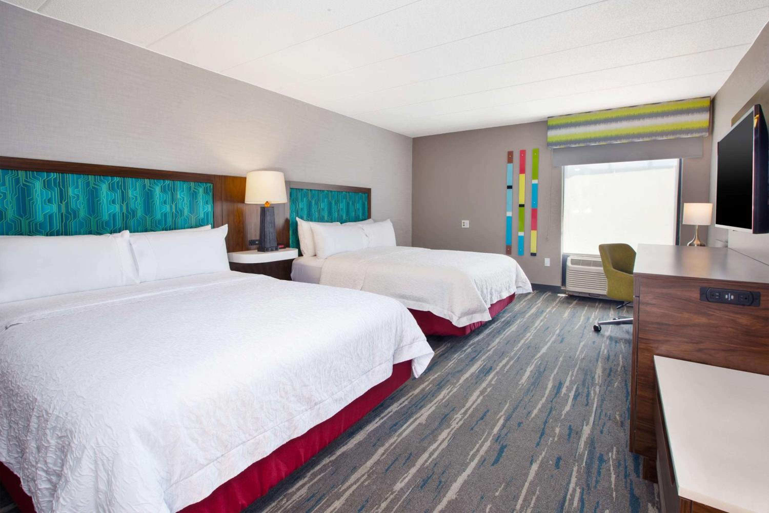 Queen Room with Two Queen Beds - Non-Smoking - Photo 3