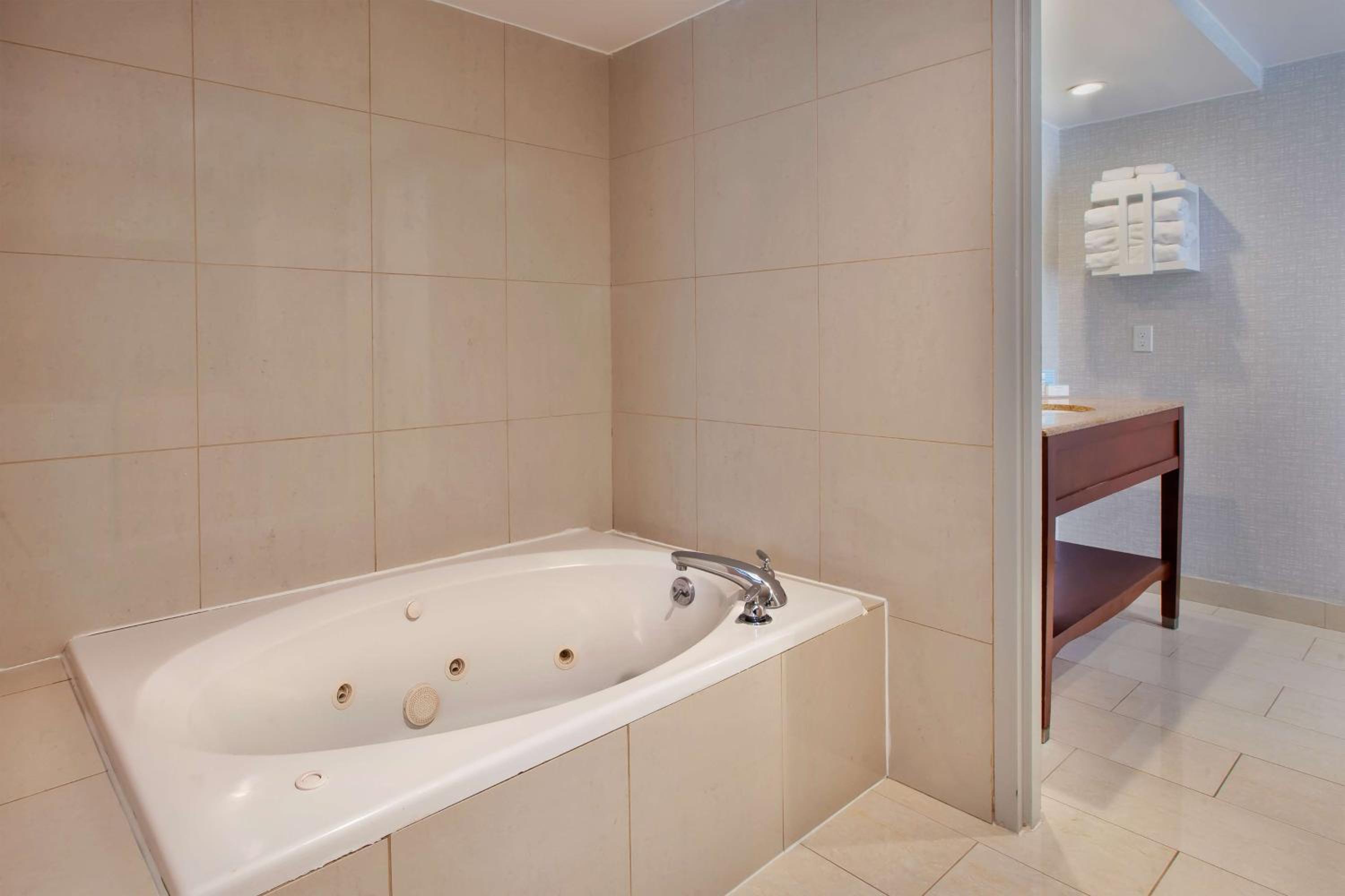 King Room with Spa Bath - Photo 2