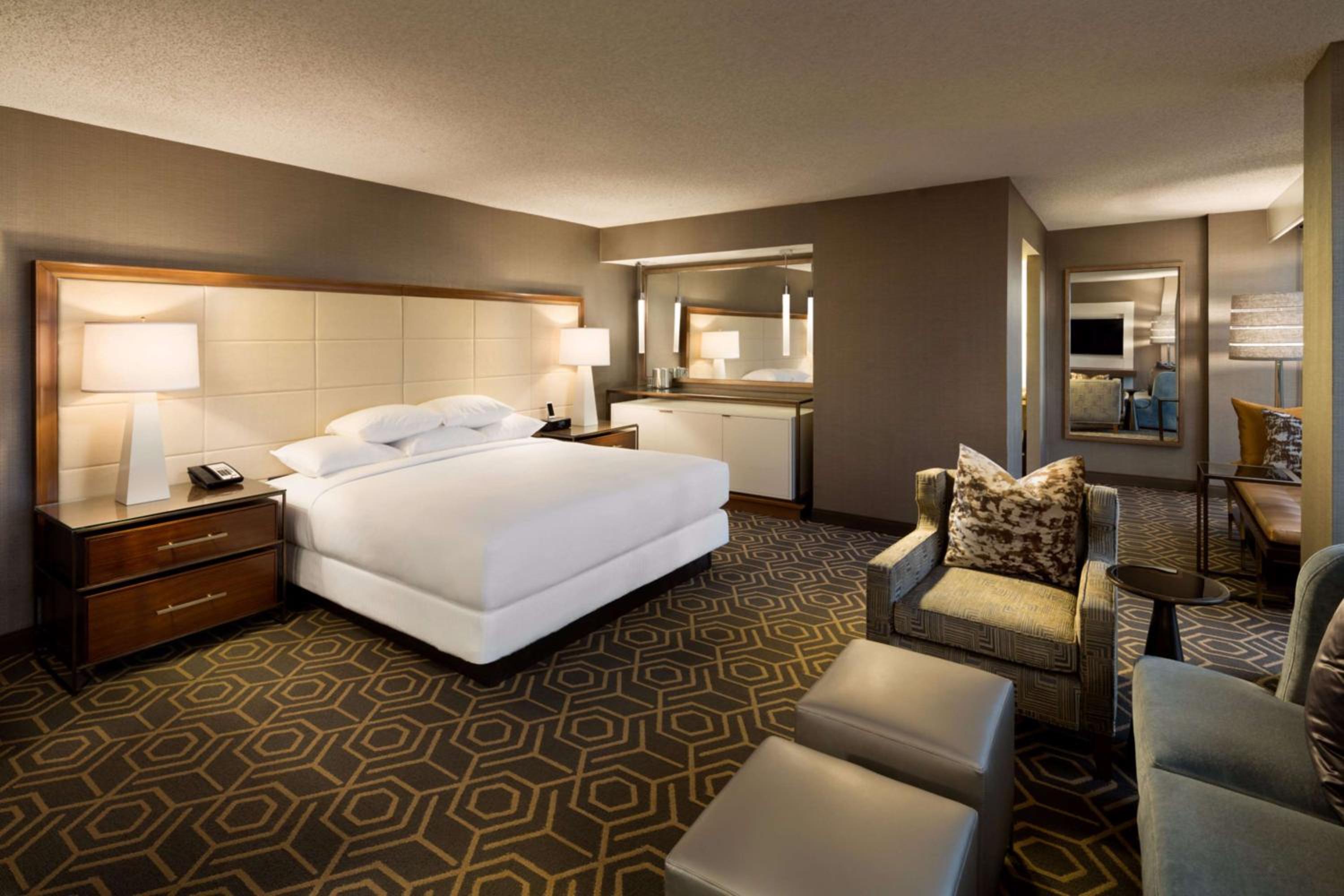 Junior King Suite - Non-Smoking photo 1