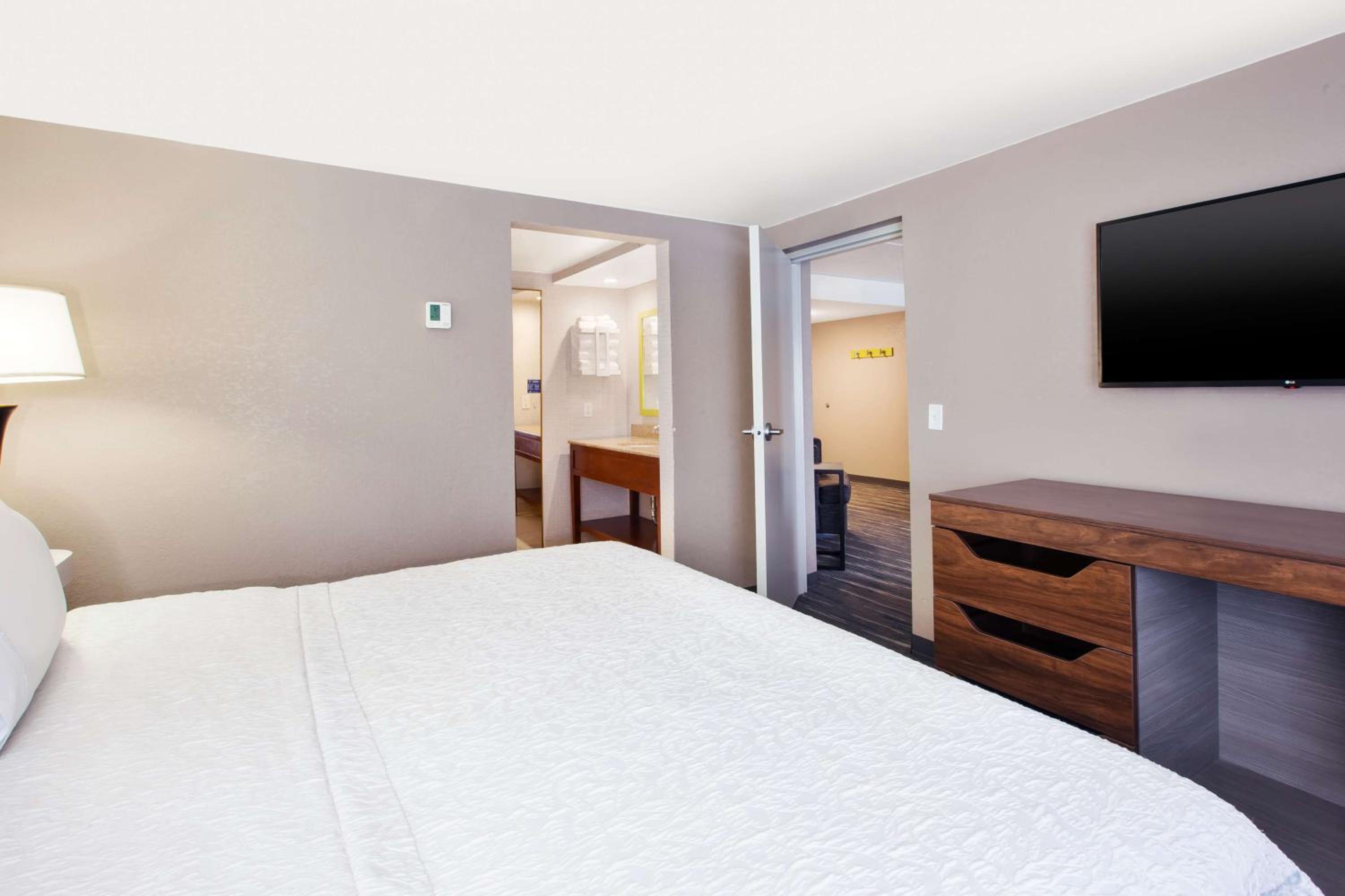 One-Bedroom King Suite with Kitchenette - Non-Smoking  - Photo 5