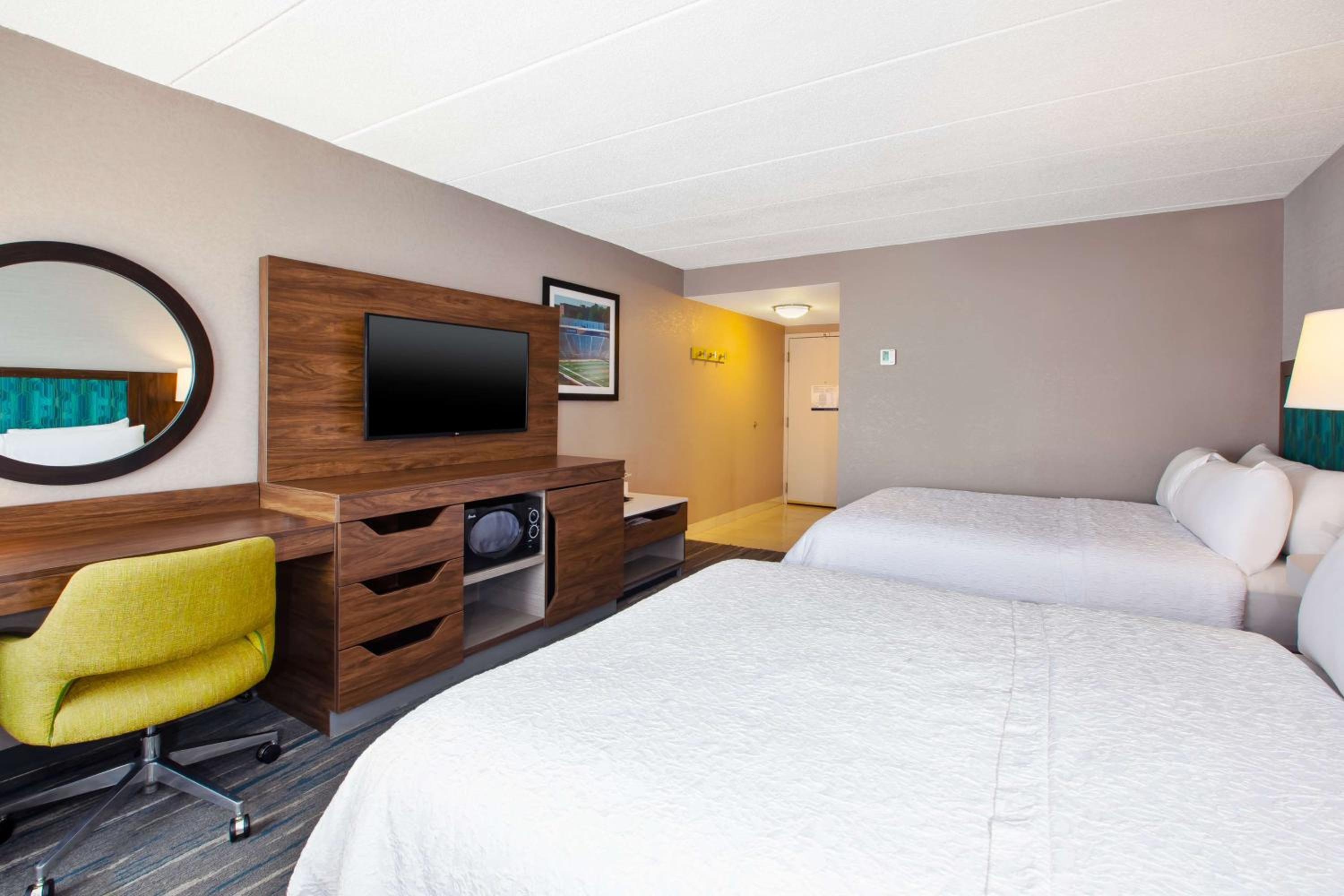 Queen Room with Two Queen Beds - Non-Smoking - Photo 4