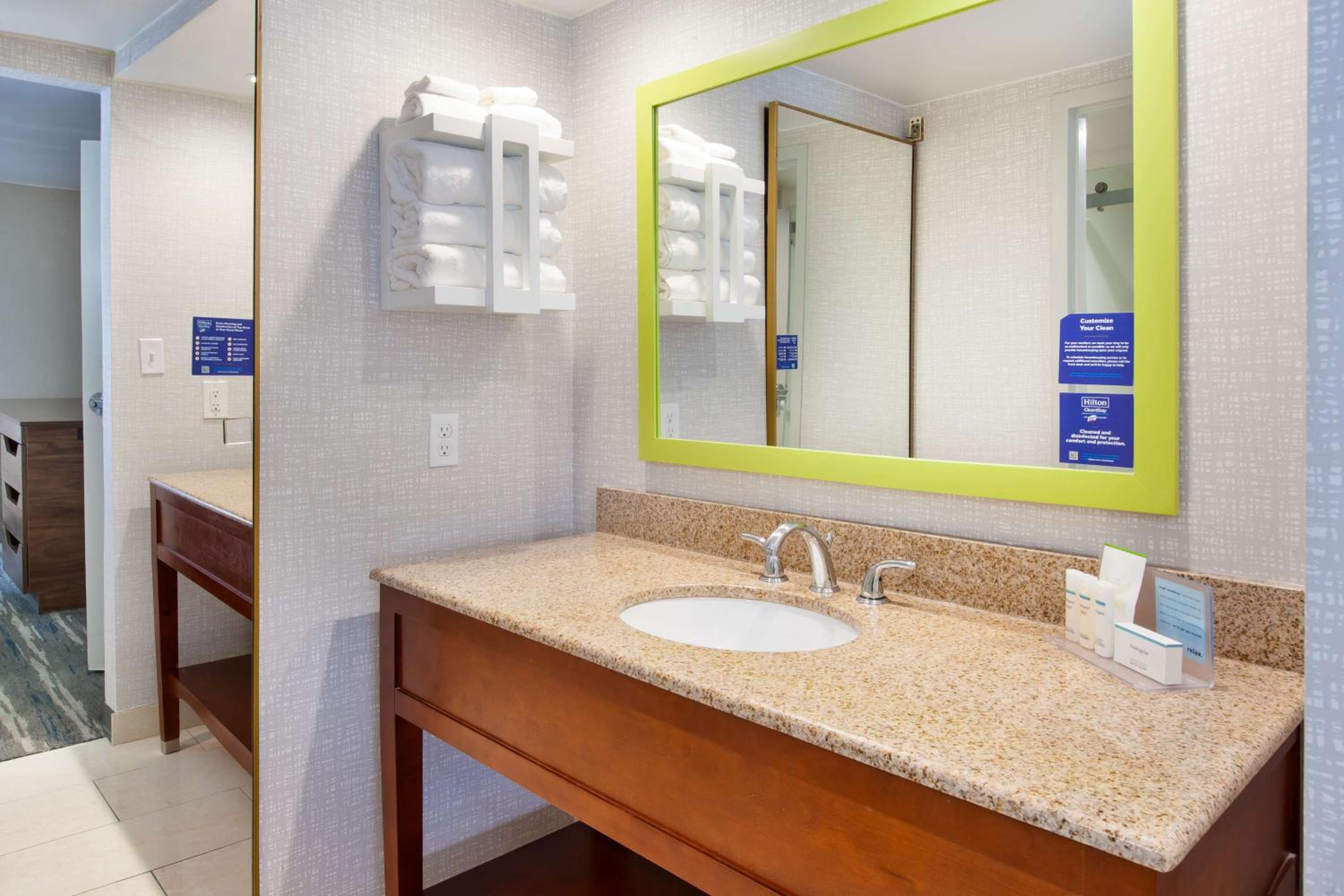 One-Bedroom King Suite with Kitchenette - Non-Smoking  - Photo 3