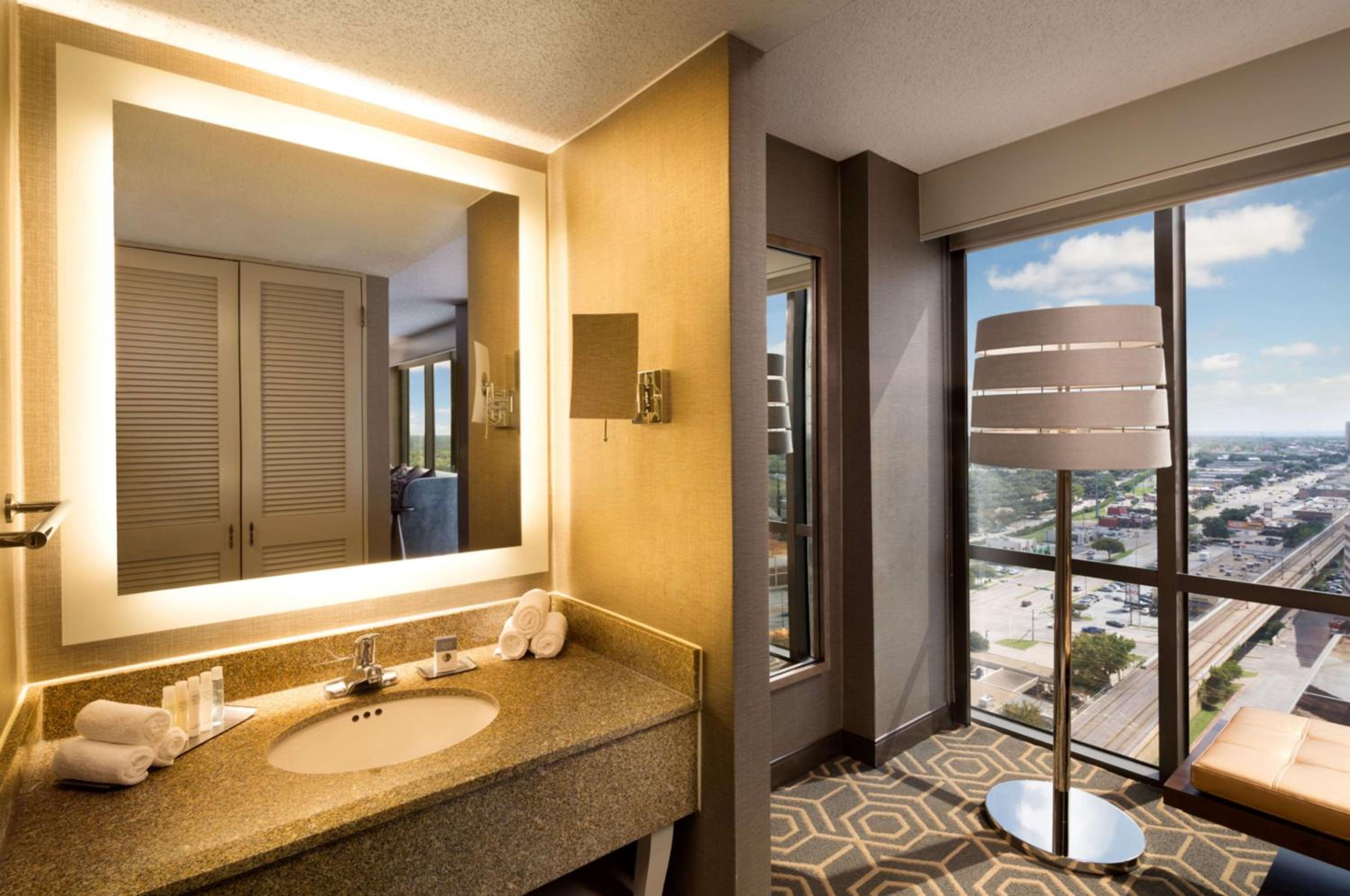 Junior King Suite - Non-Smoking photo 2