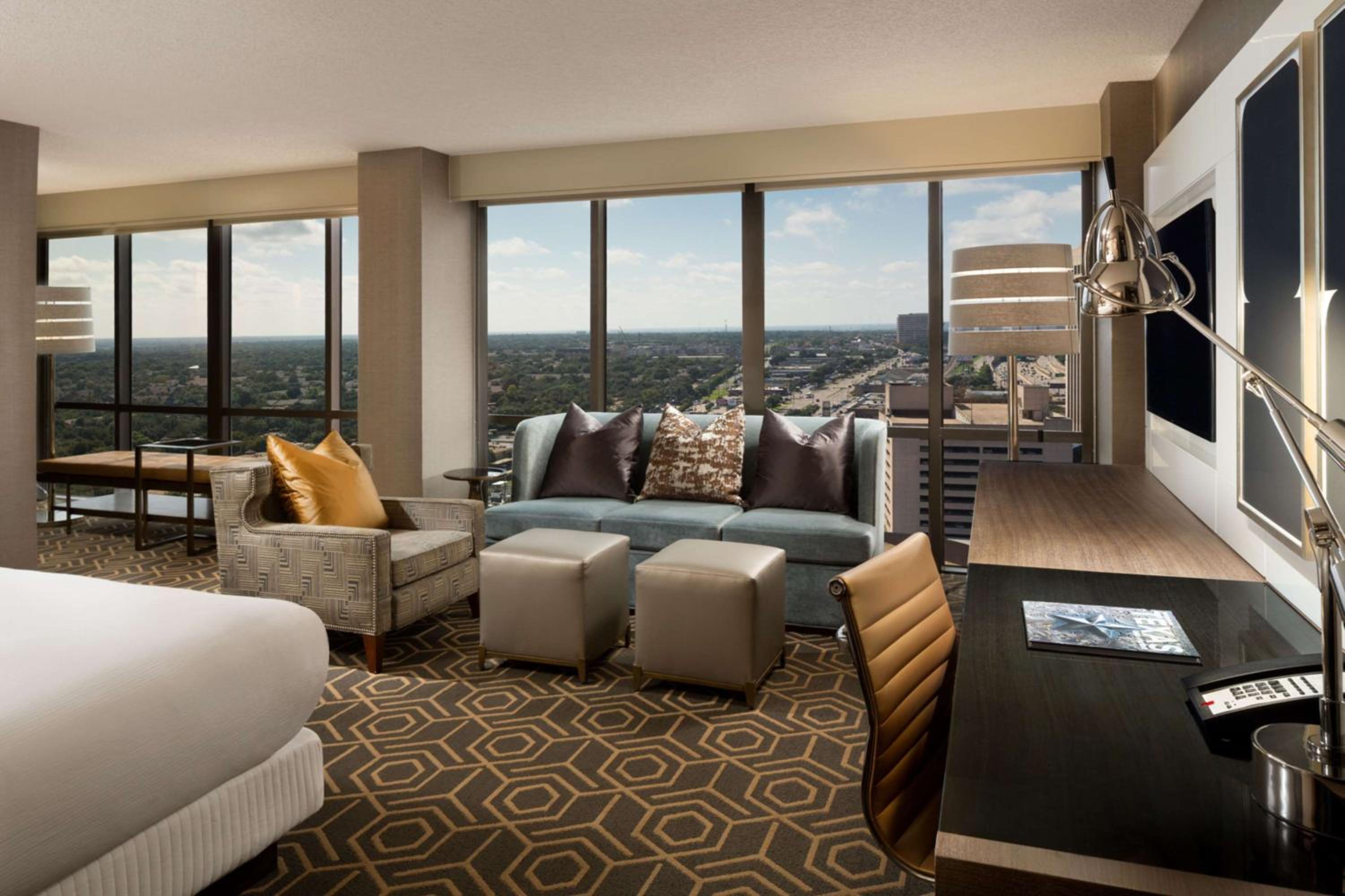 Junior King Suite - Non-Smoking photo 3