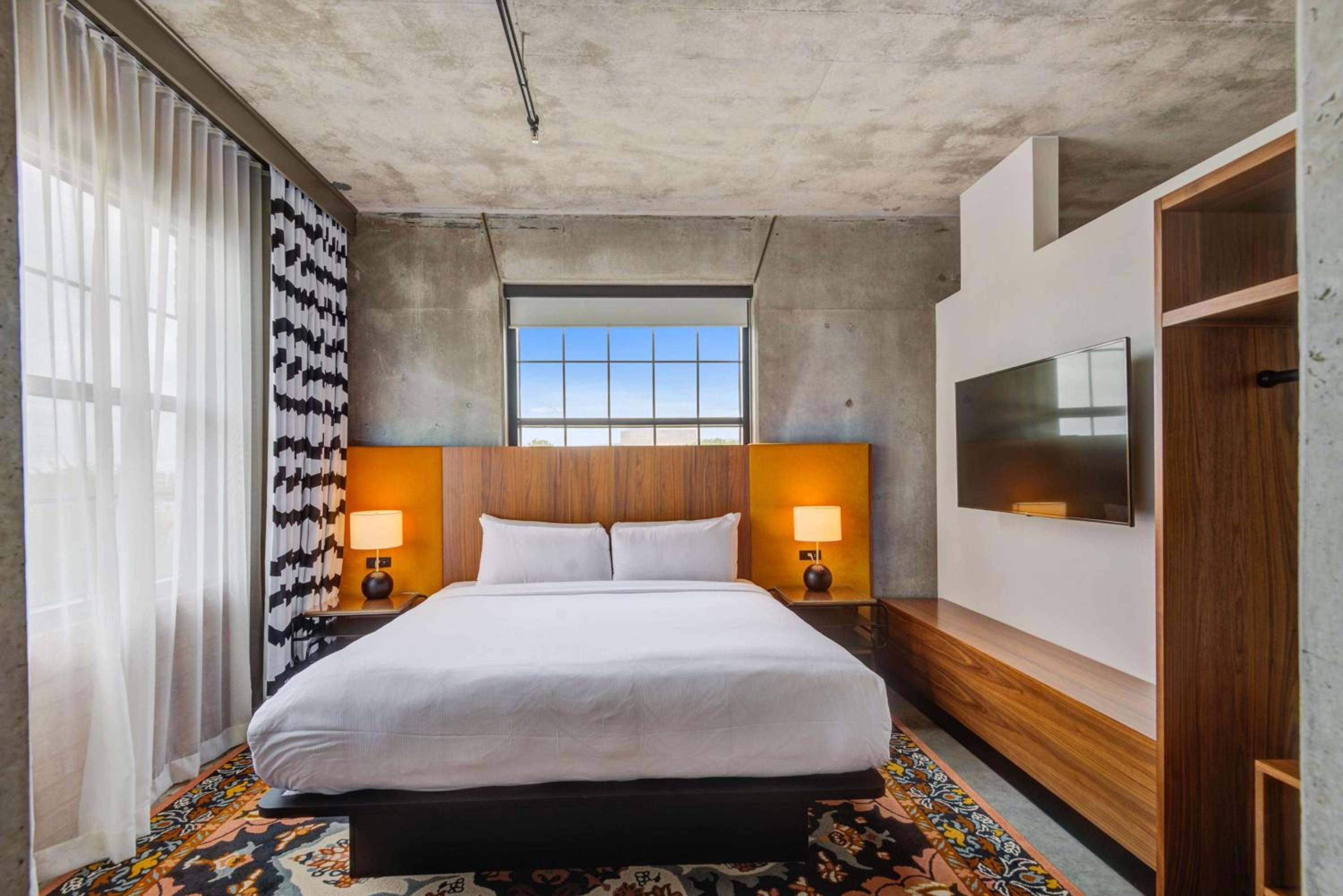One-Bedroom King Suite - Photo 3