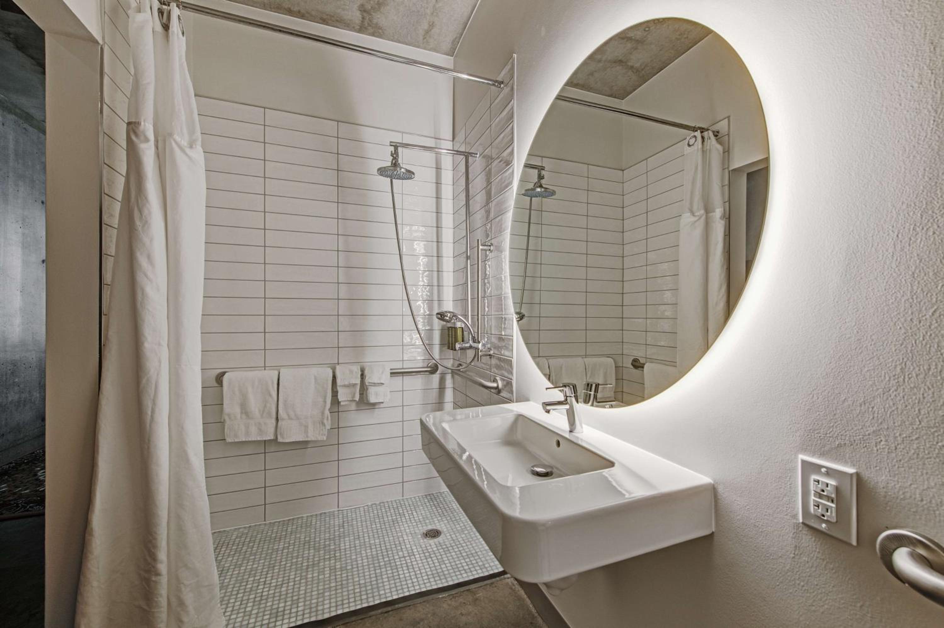 King Room with Roll-In Shower - Mobility Access - Photo 2