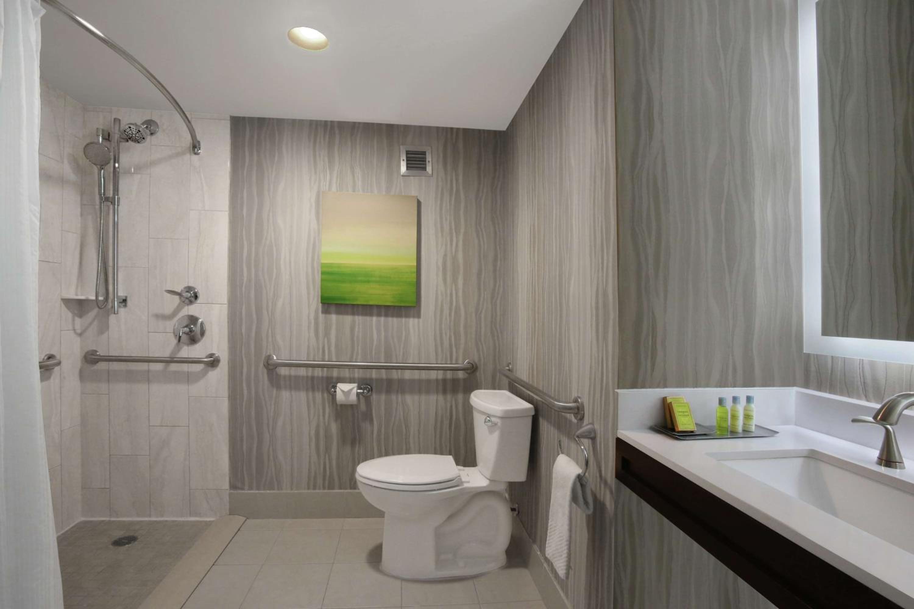 Queen Room with Roll In Shower - Disability Access photo 2