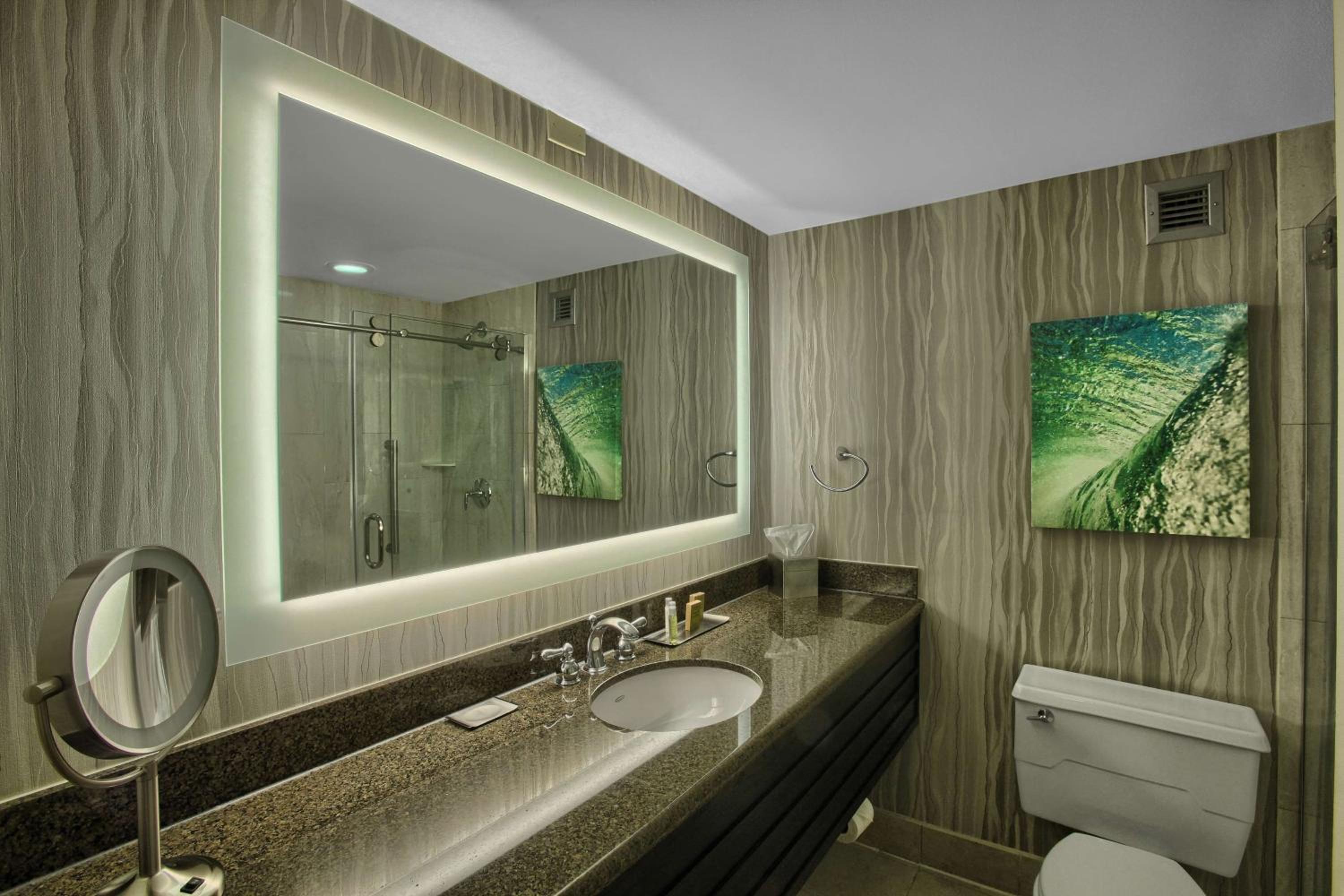 Queen Room with Roll In Shower - Disability Access photo 3