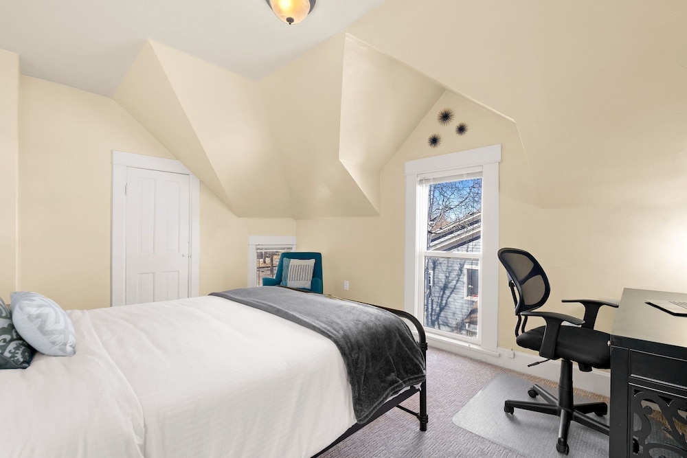 Apartment, 2 Queen Beds, Patio, Garden View (118 Whitcomb - Unit B (upper)) photo 3