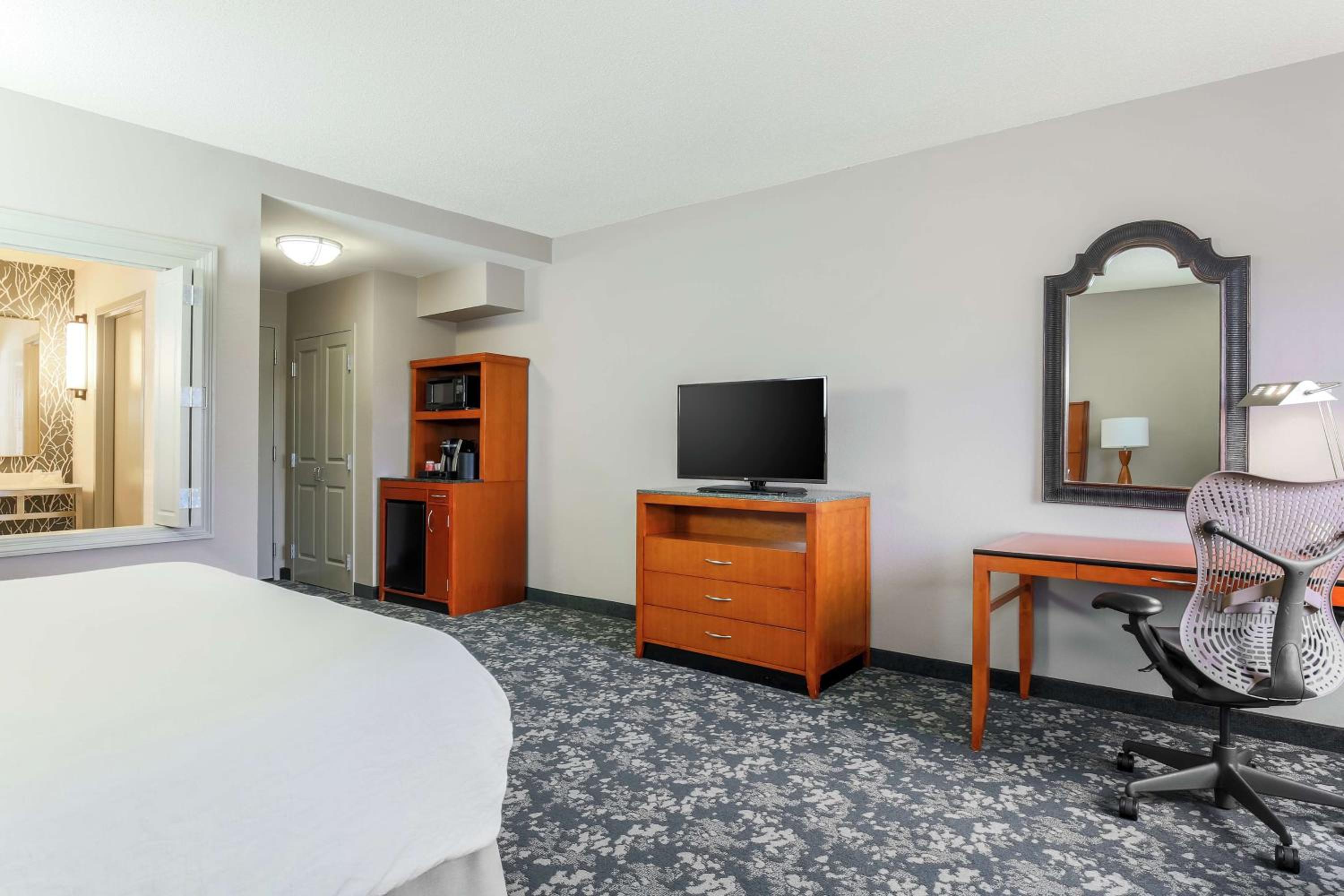King Room with Whirlpool - Photo 5