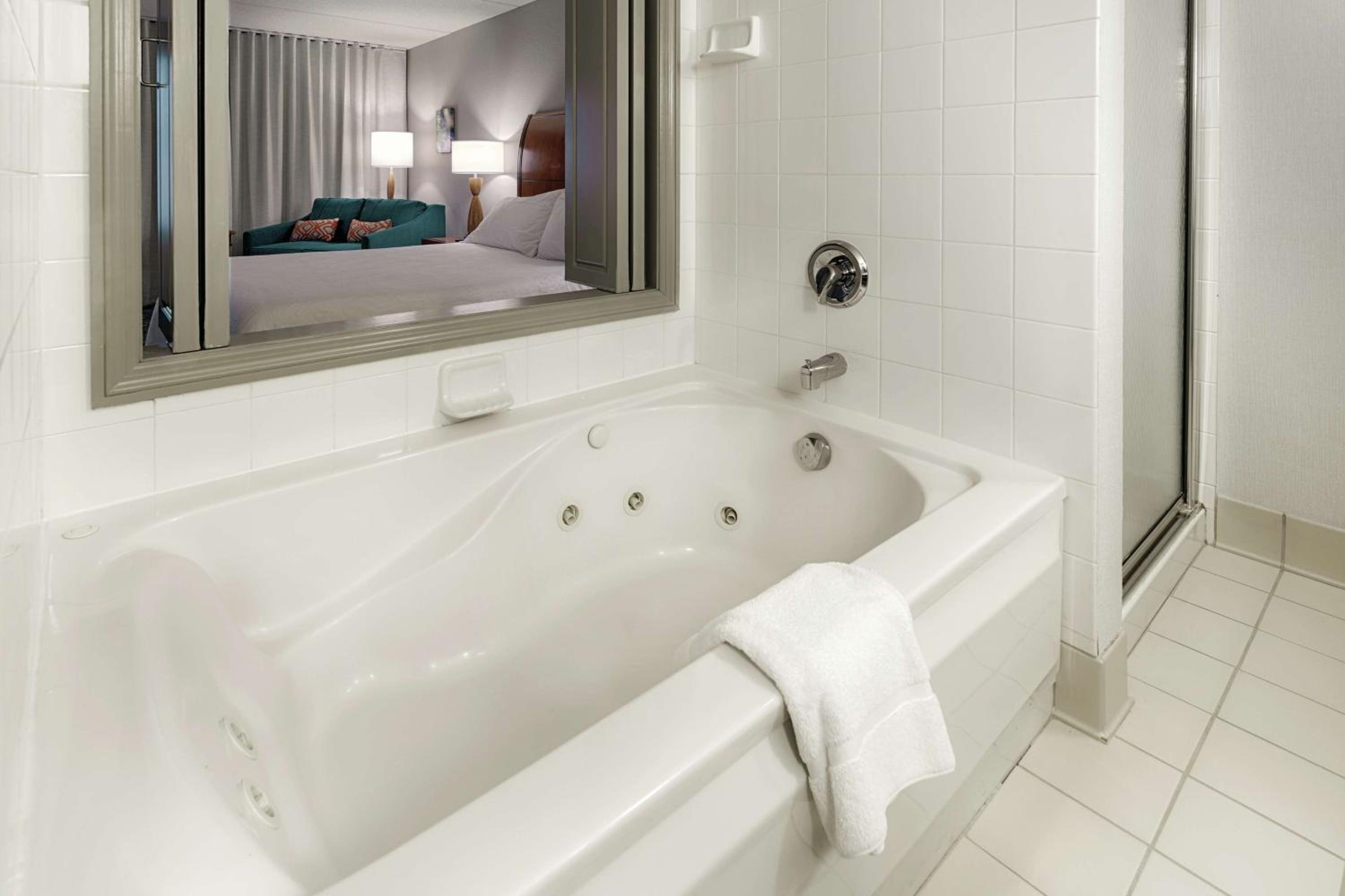 King Room with Whirlpool - Photo 3