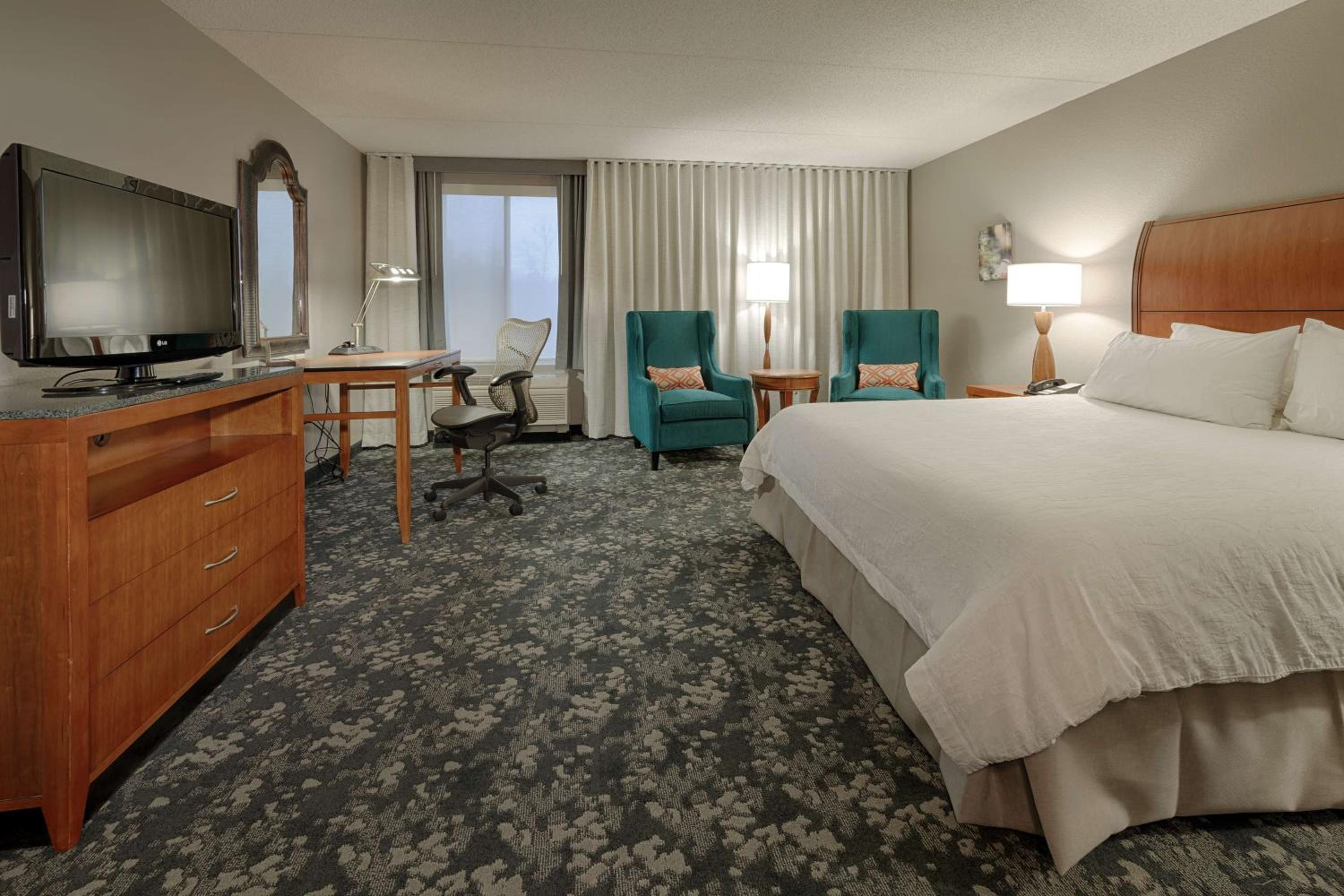 King Room with Accessible Tub - Mobility Access - Photo 2