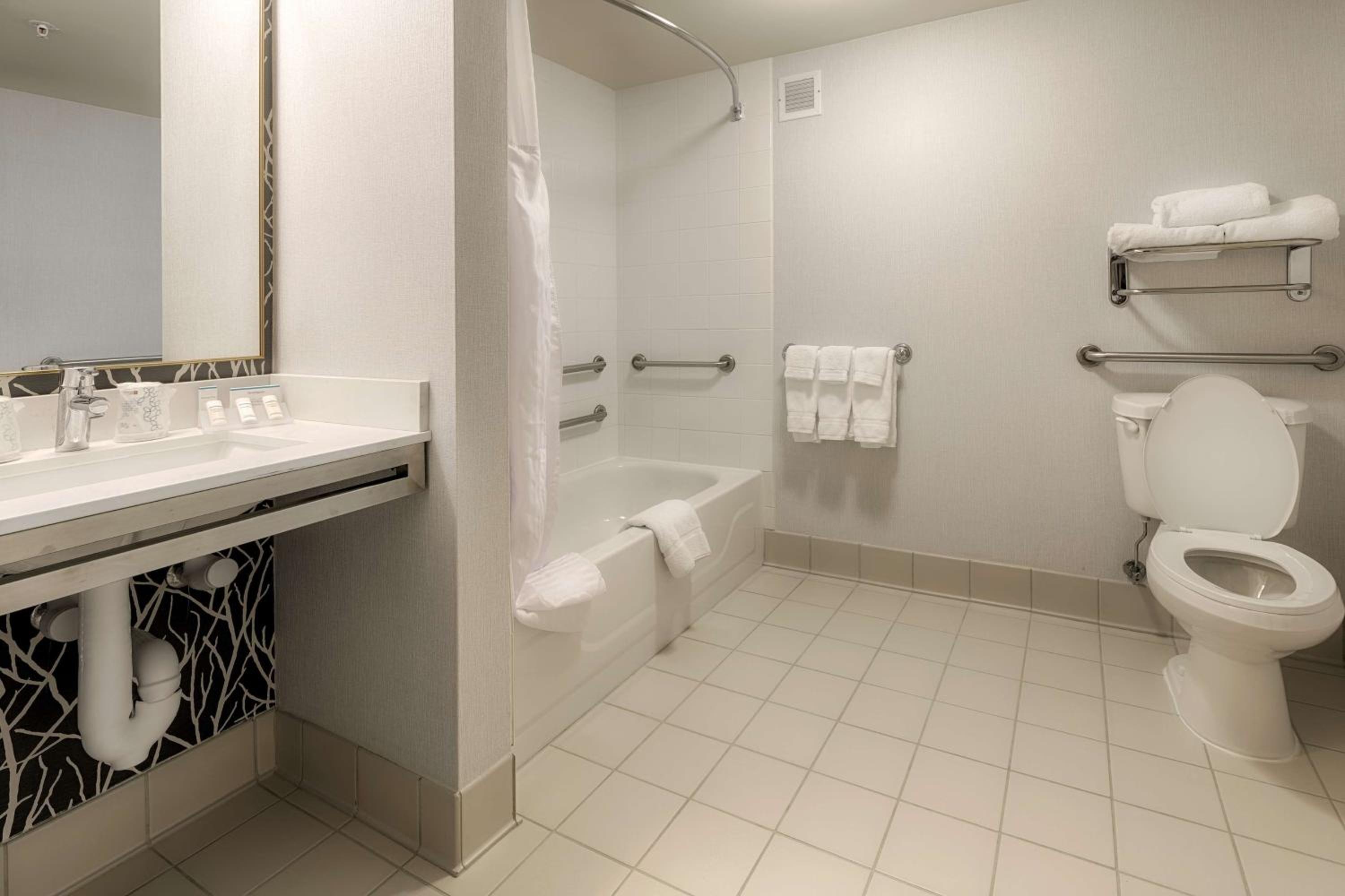 King Room with Accessible Tub - Mobility Access - Photo 3