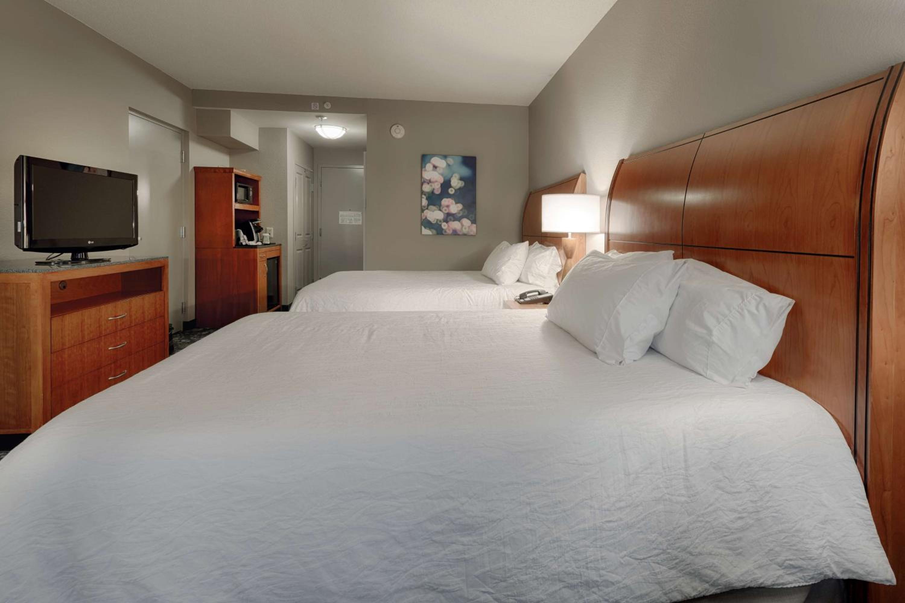 Queen Room with Two Queen Beds - Photo 5