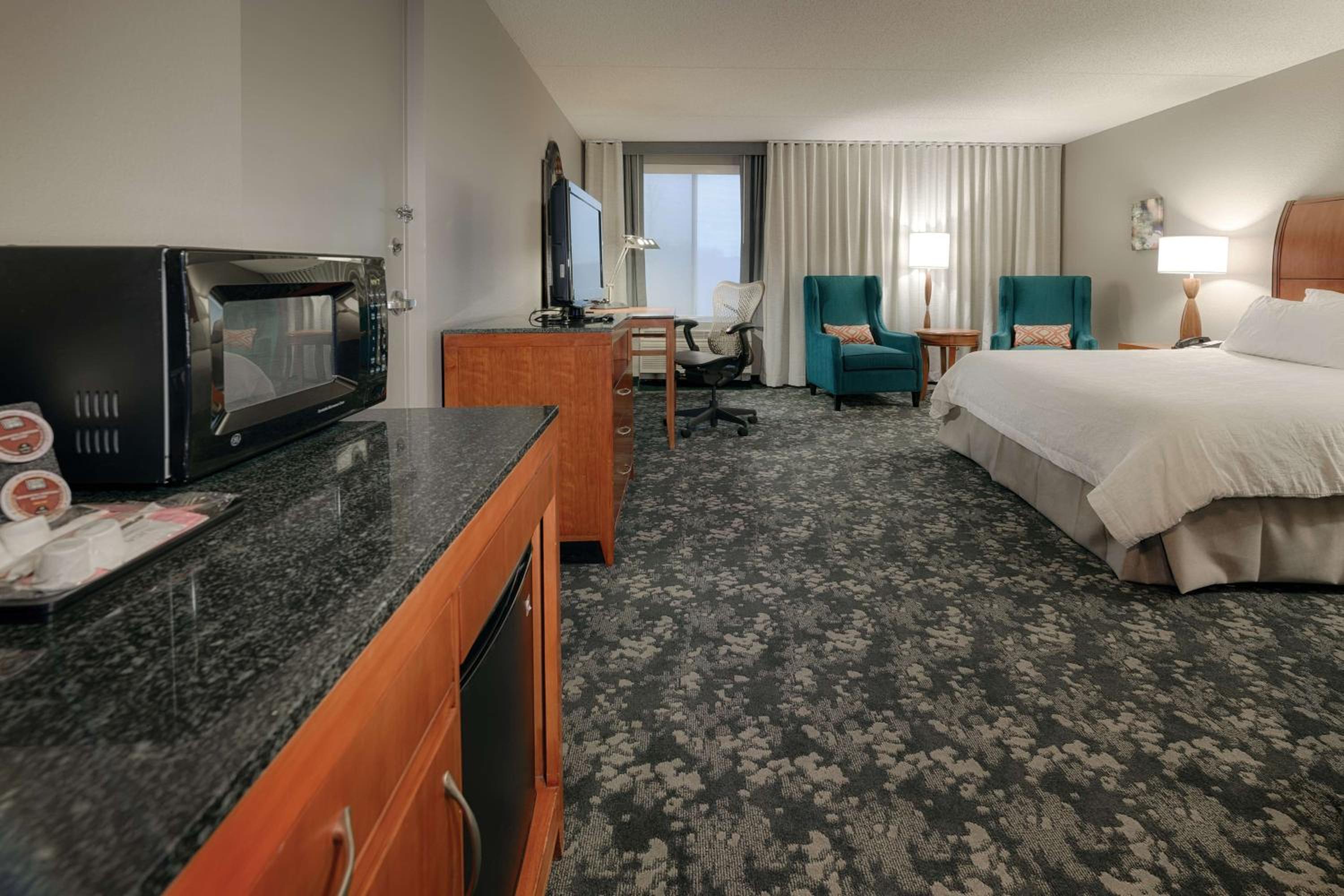 King Room with Accessible Tub - Mobility Access - Photo 1