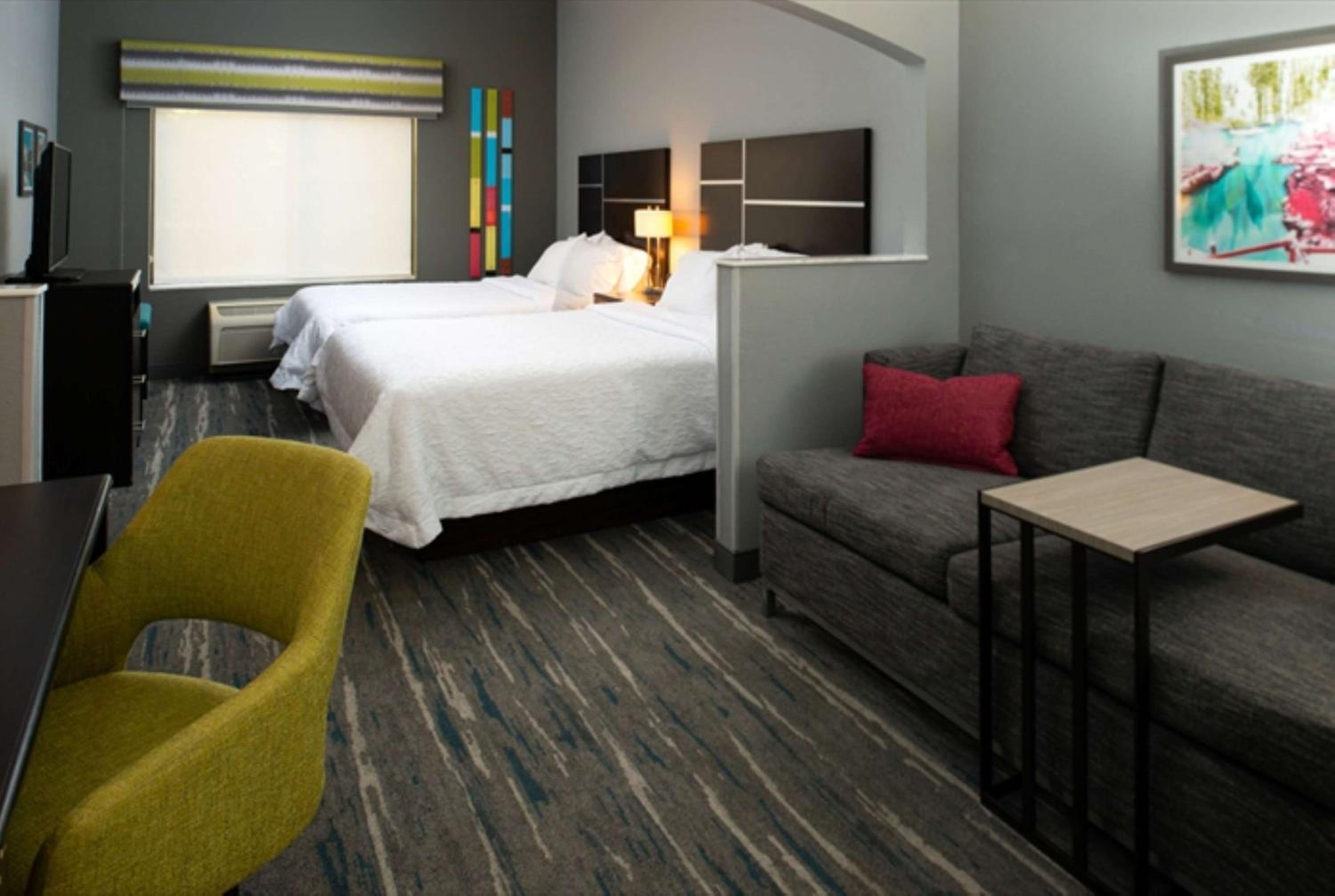 Room with Two Queen Beds - Non-Smoking - Photo 25