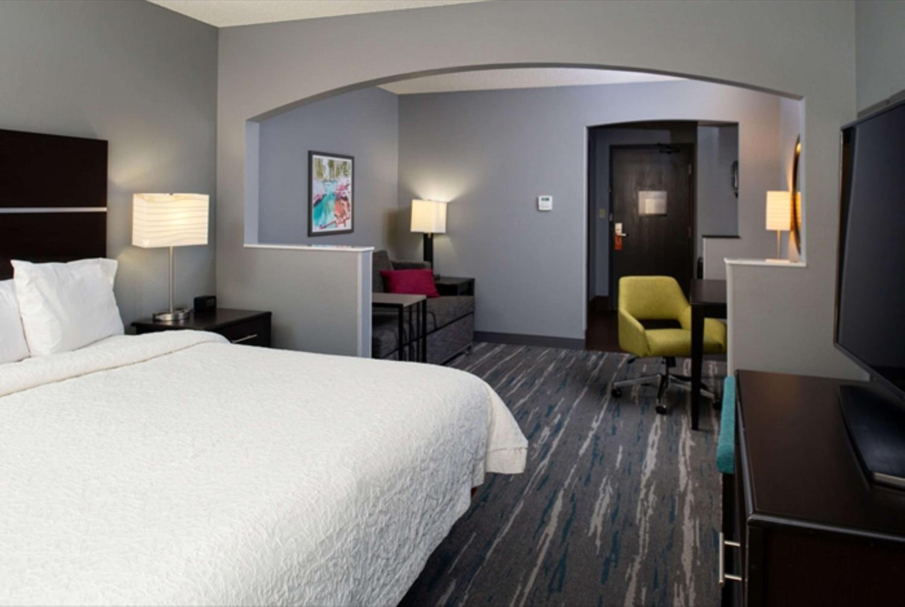 Suite with King Bed and Queen Bed - Non-Smoking - Photo 16