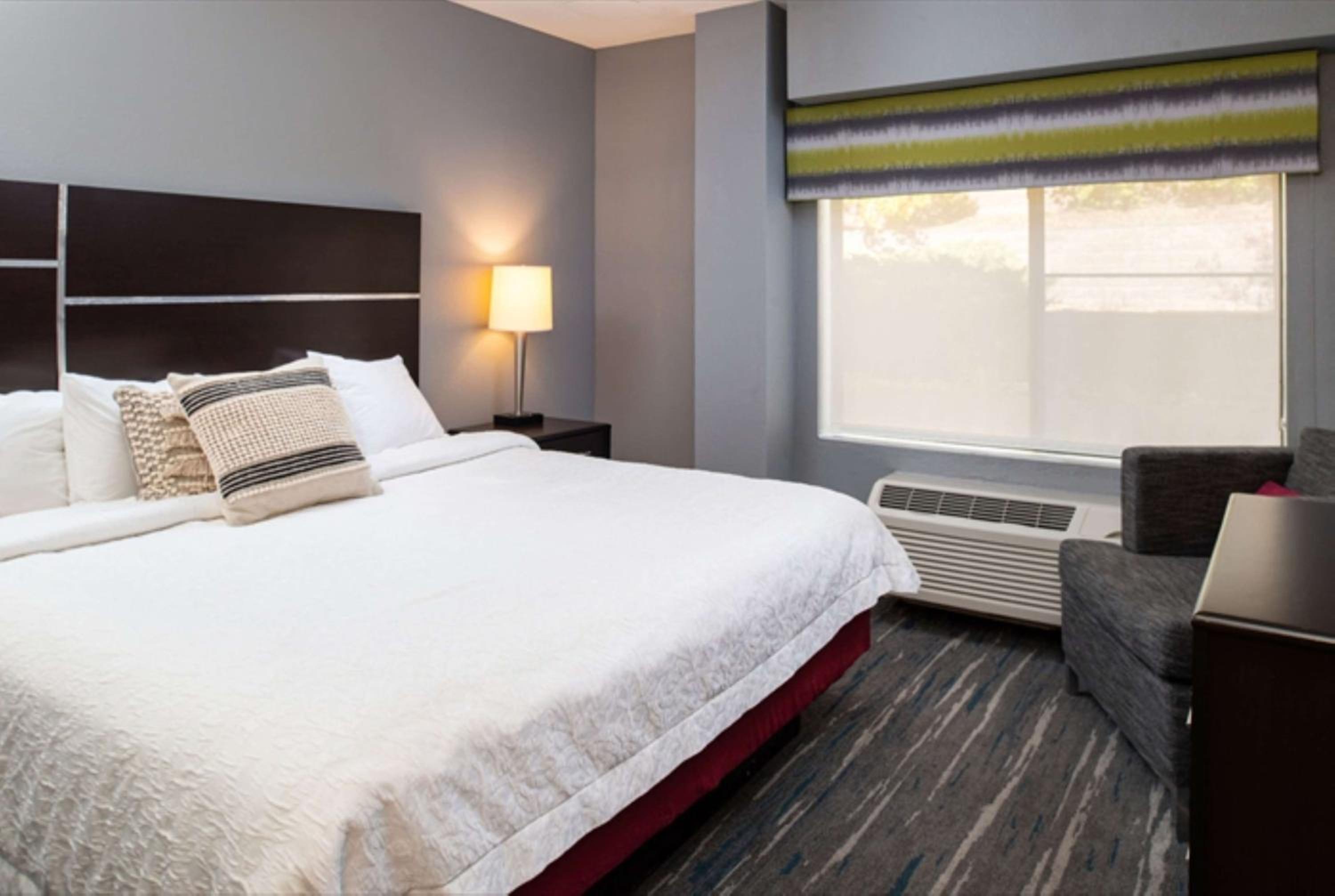King Room - Mobility Access/Non-Smoking - Photo 9