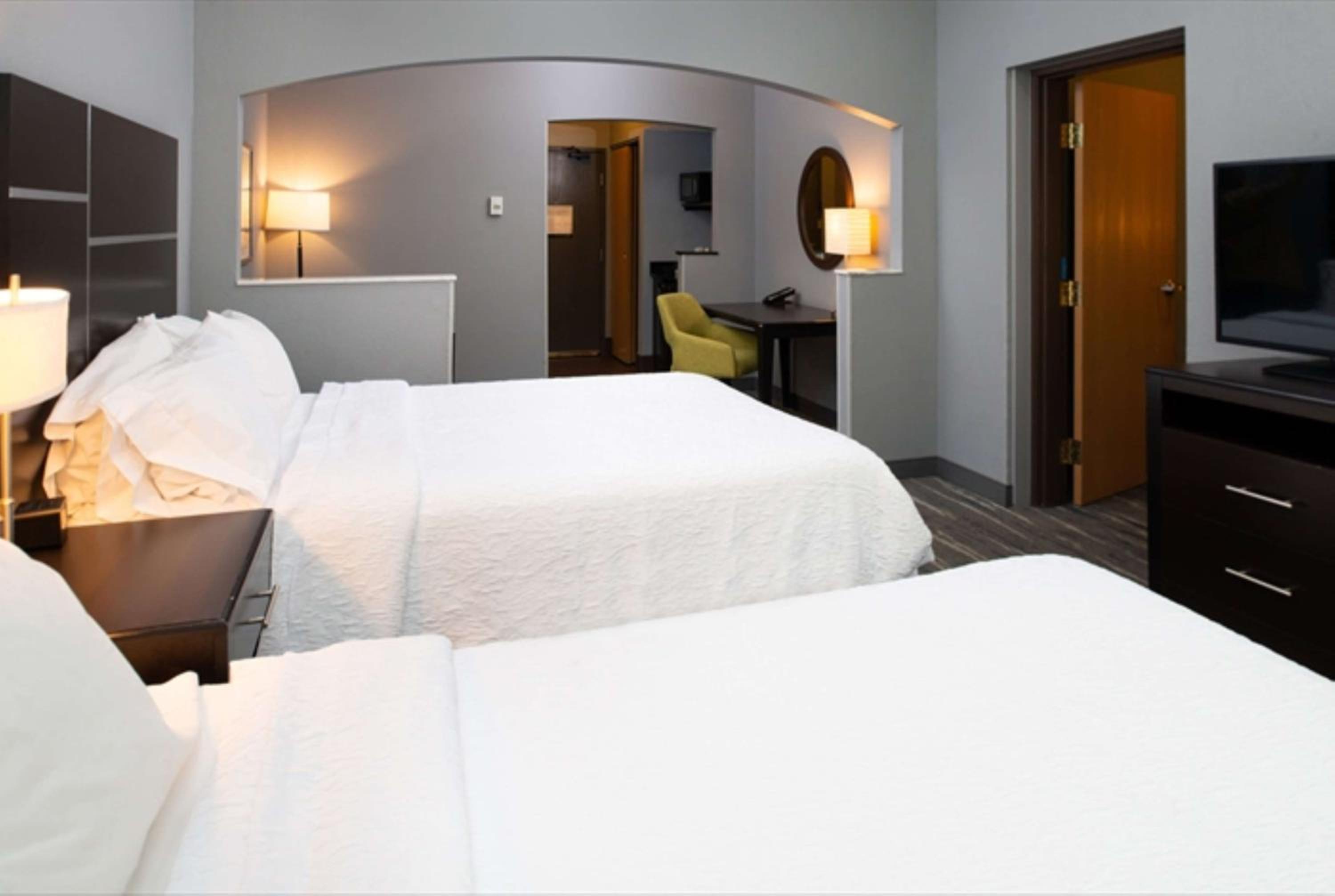 Room with Two Queen Beds - Non-Smoking - Photo 8