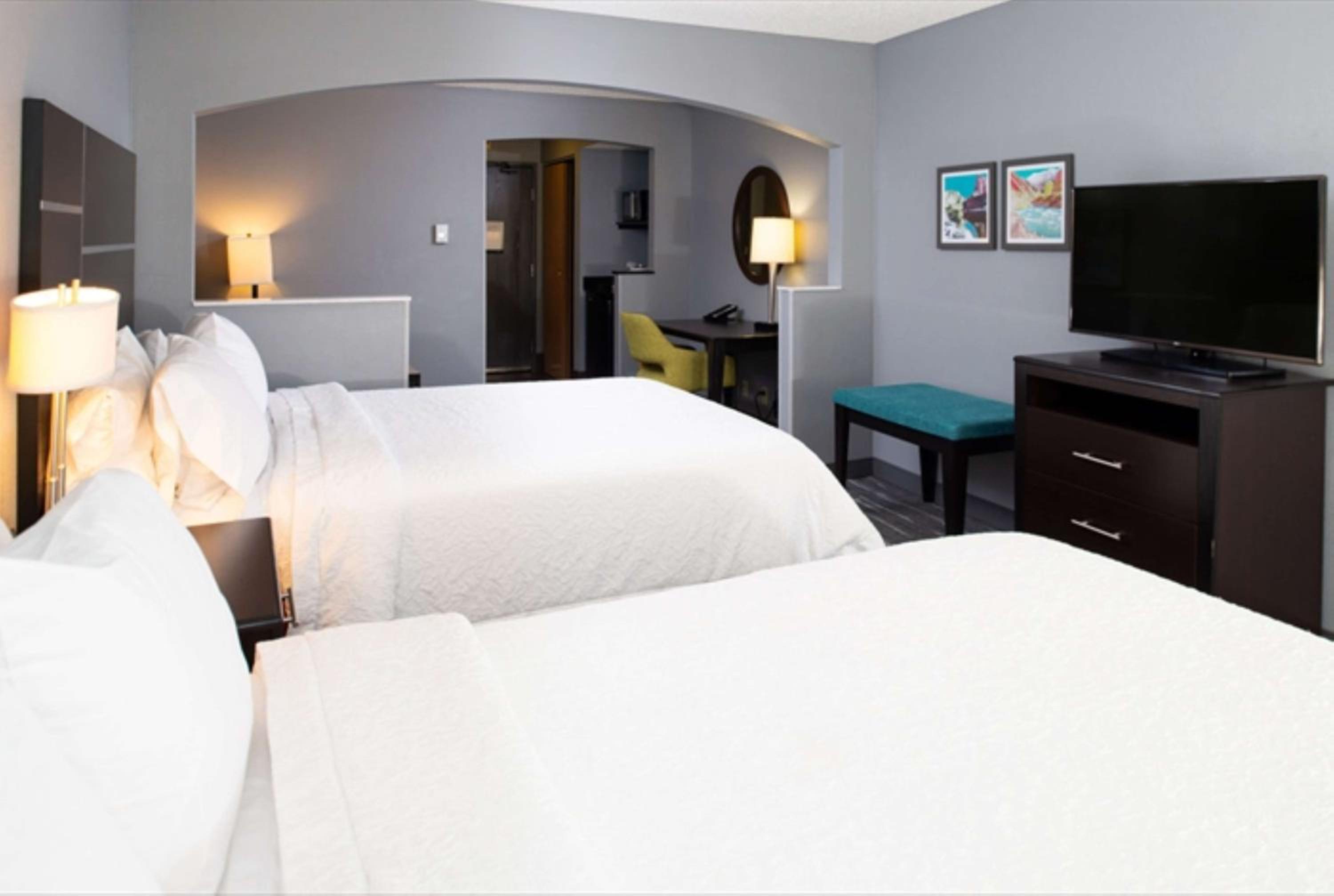 Room with Two Queen Beds - Non-Smoking - Photo 7