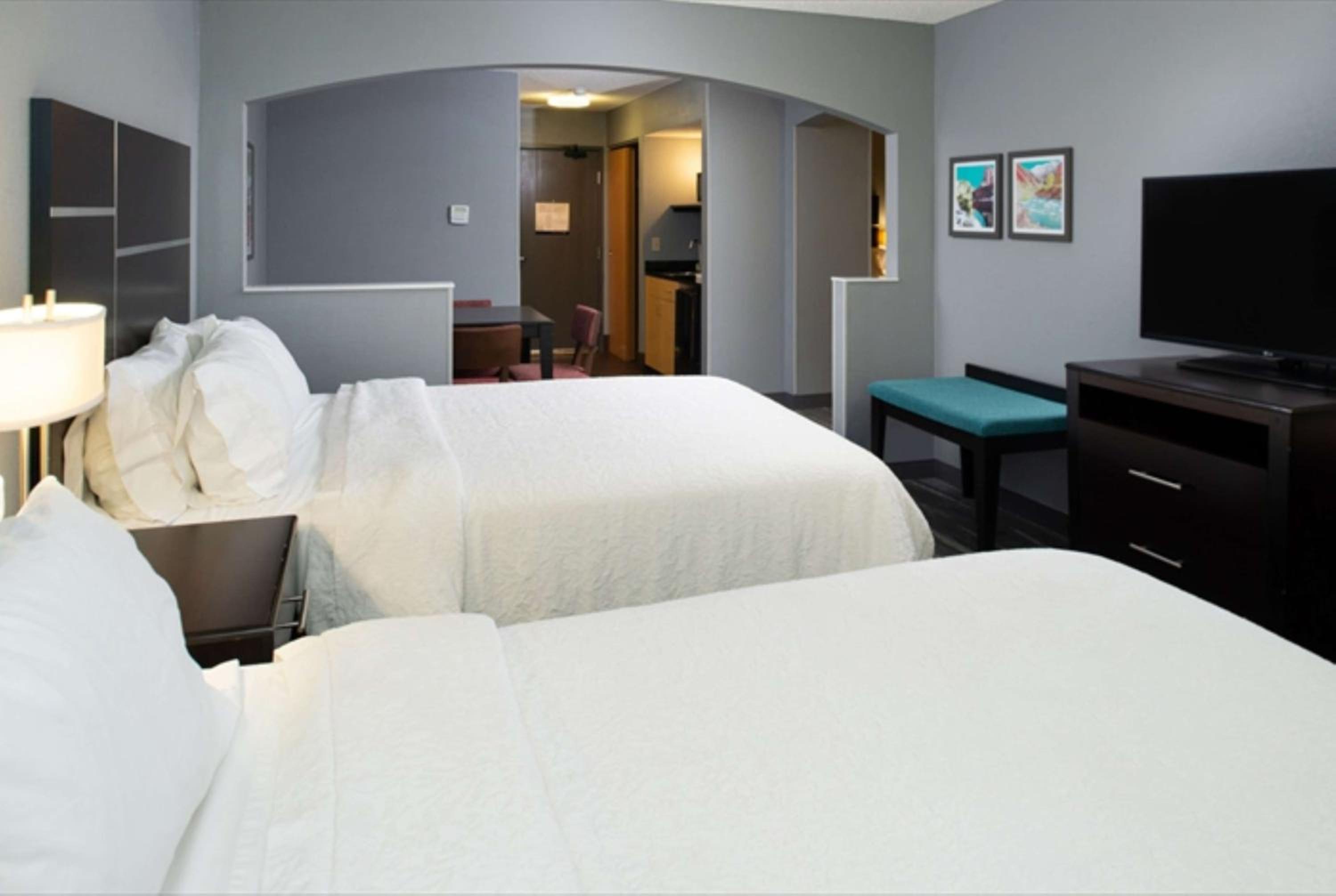 Room with Two Queen Beds - Non-Smoking - Photo 19