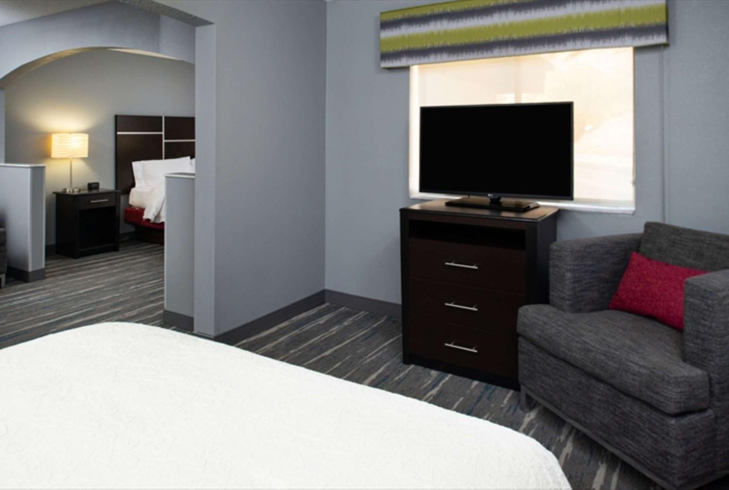 Room with Two Queen Beds - Non-Smoking - Photo 17