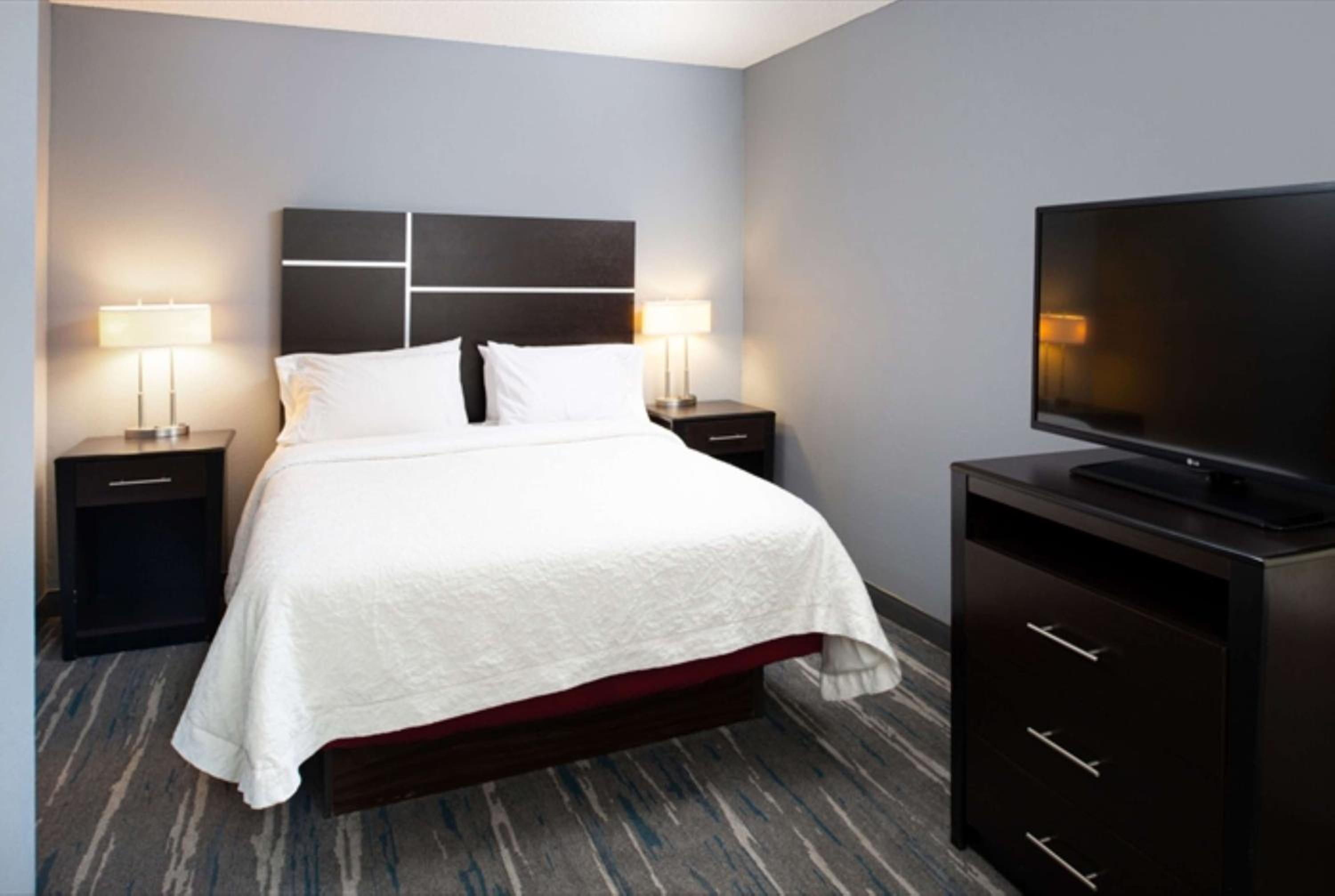 Room with Two Queen Beds - Non-Smoking - Photo 13