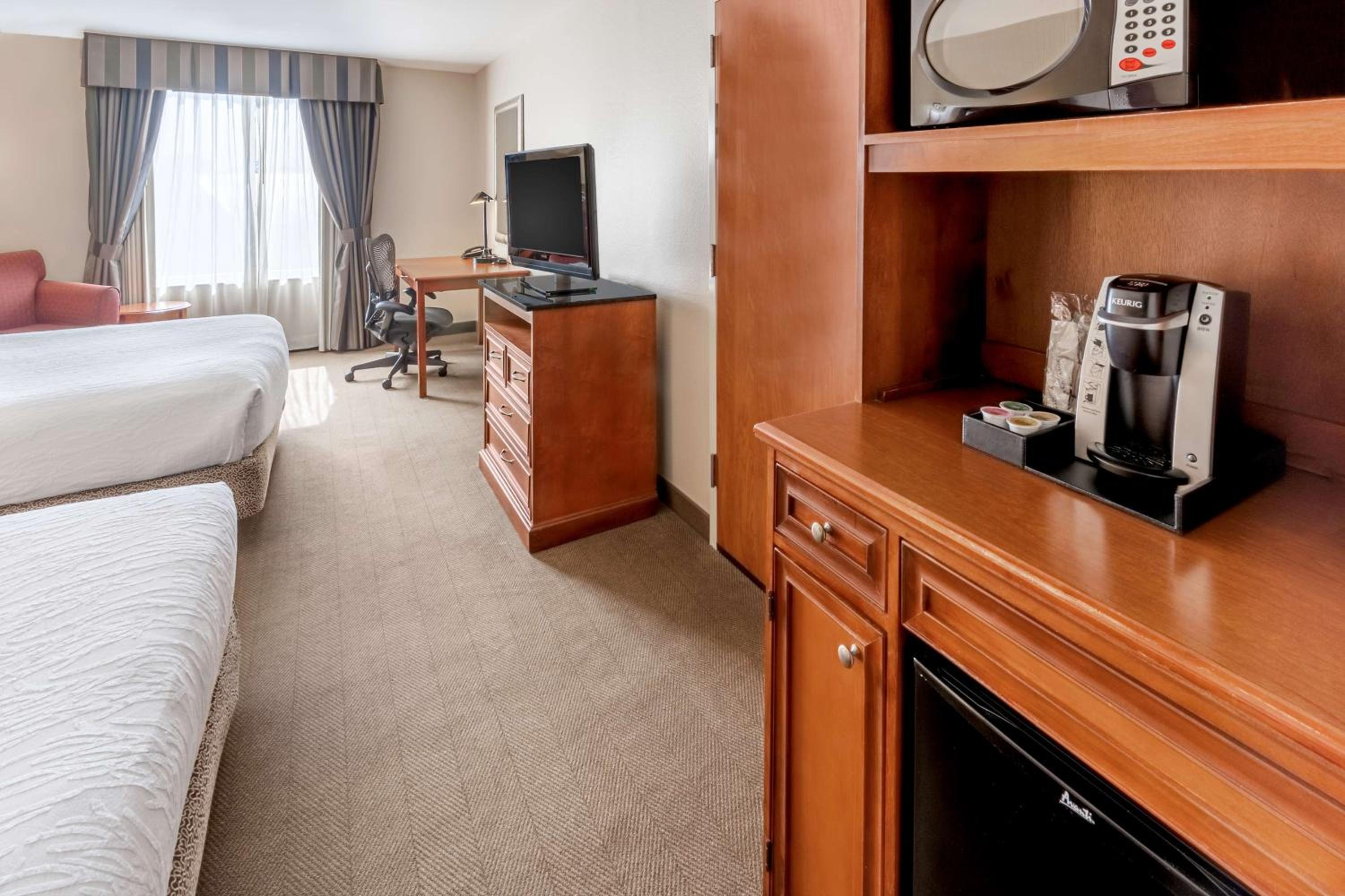 Queen Room with Two Queen Beds photo 2