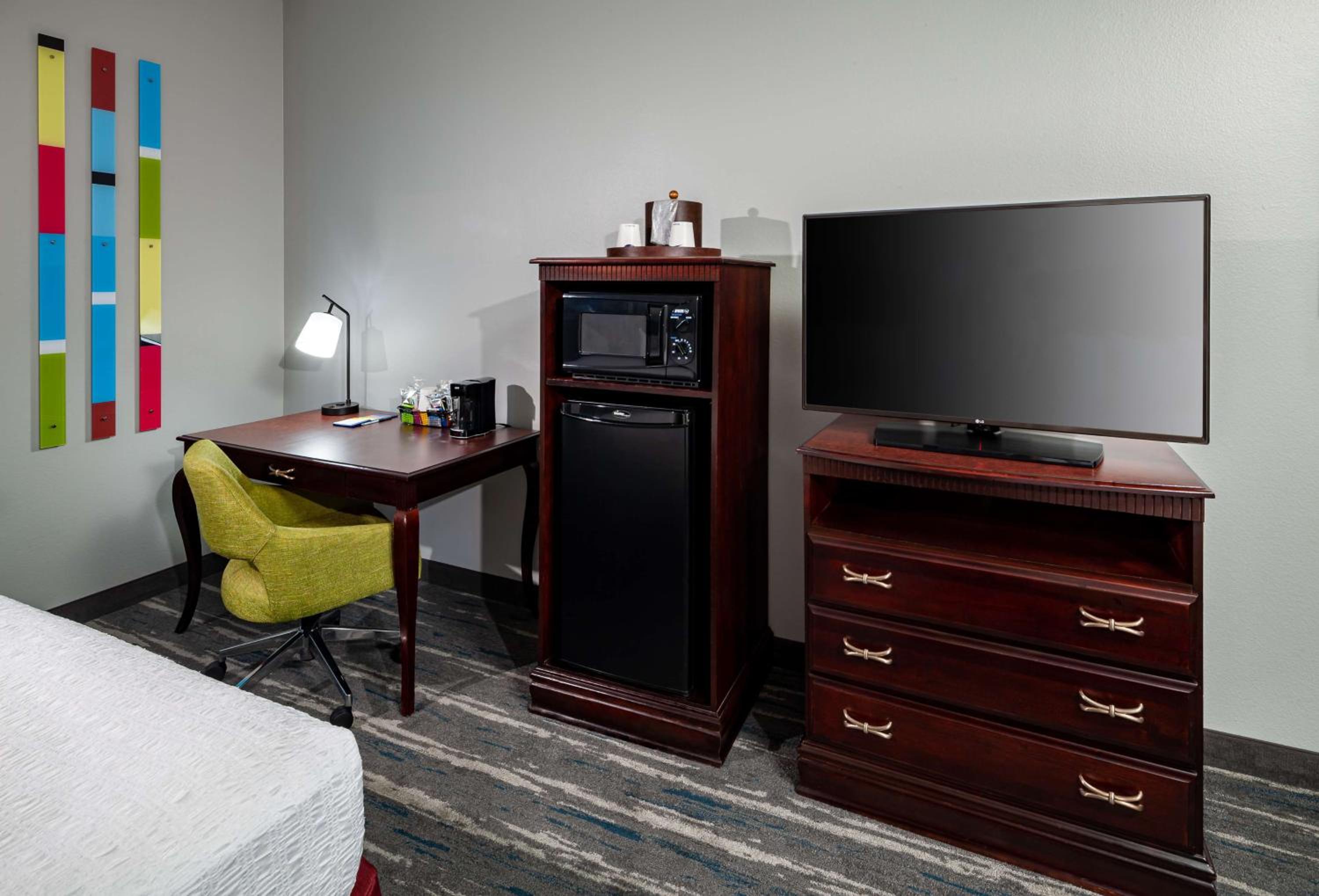 King Room with King Bed - Non-Smoking - Photo 5