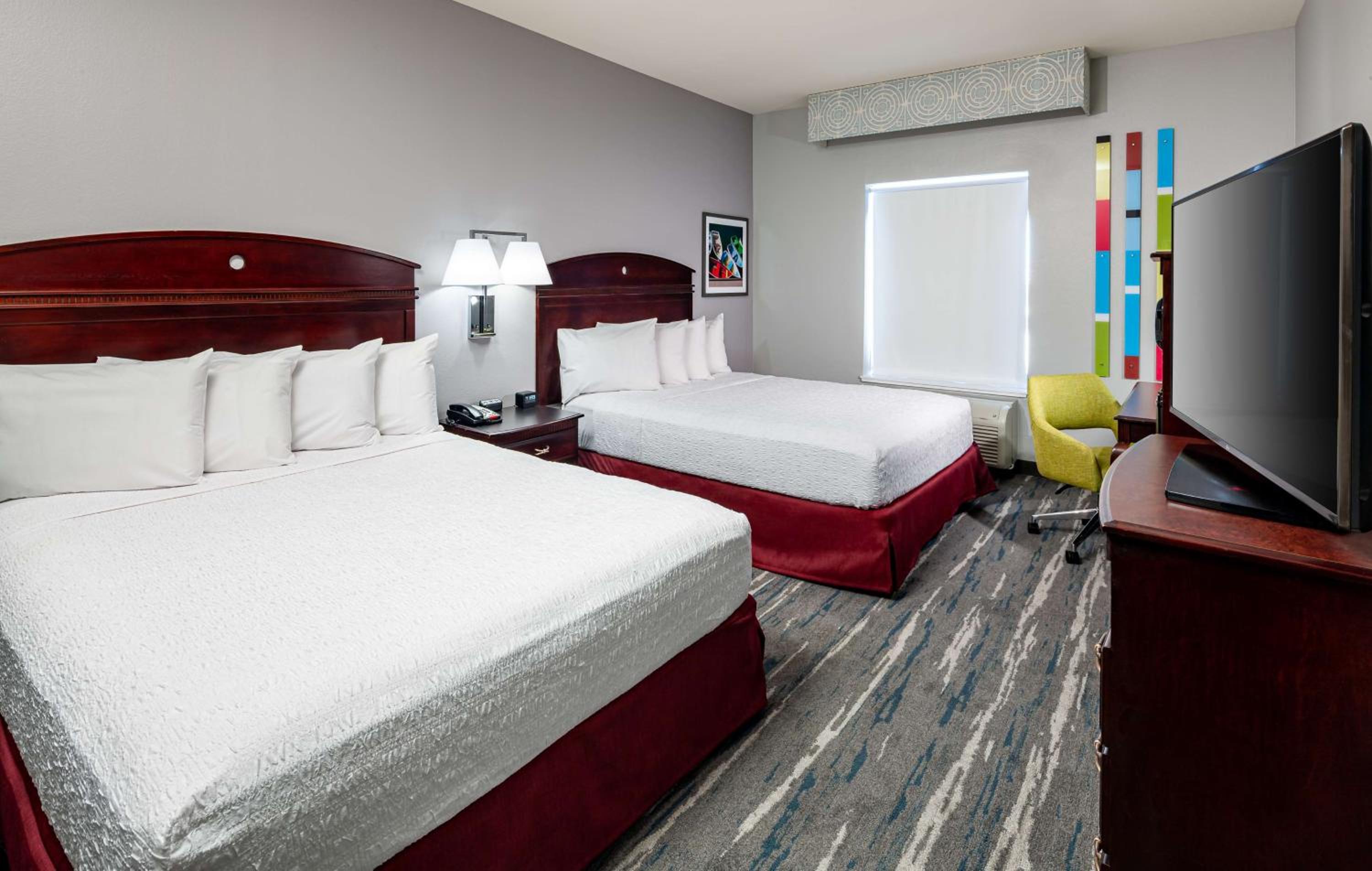 Room with Two Queen Beds - Non-Smoking - Photo 2