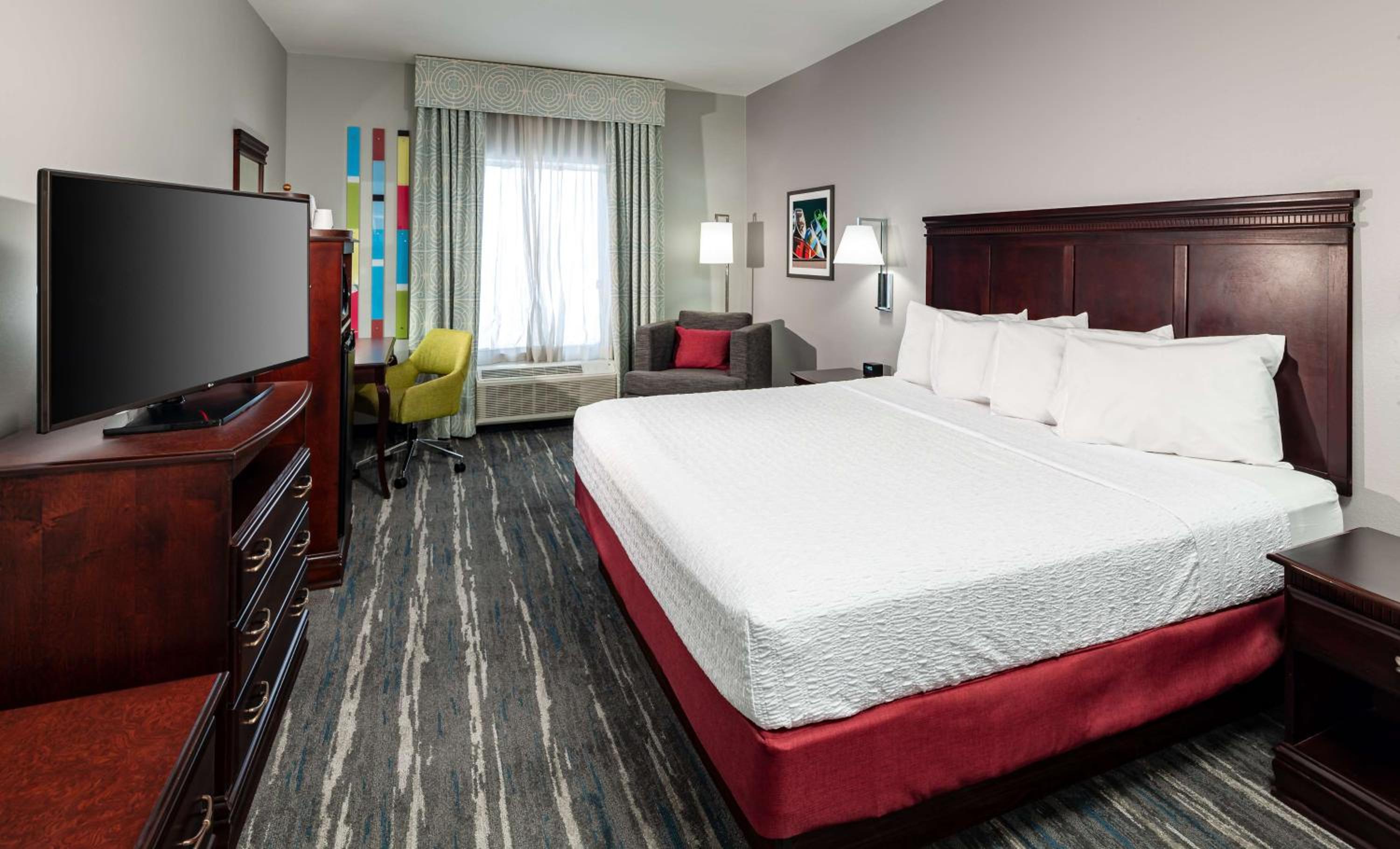 King Room with King Bed - Non-Smoking - Photo 4