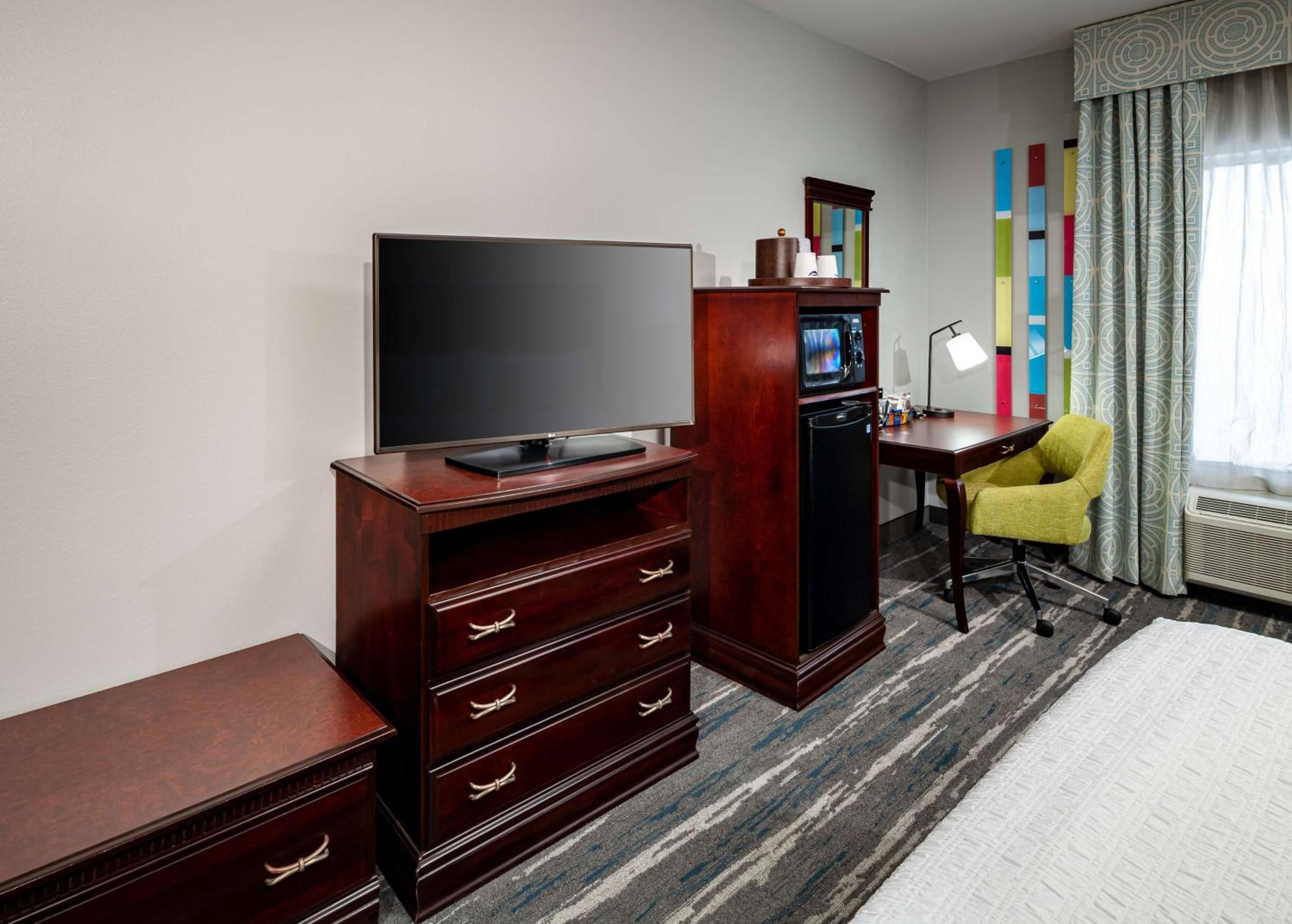 King Room with King Bed - Non-Smoking - Photo 6