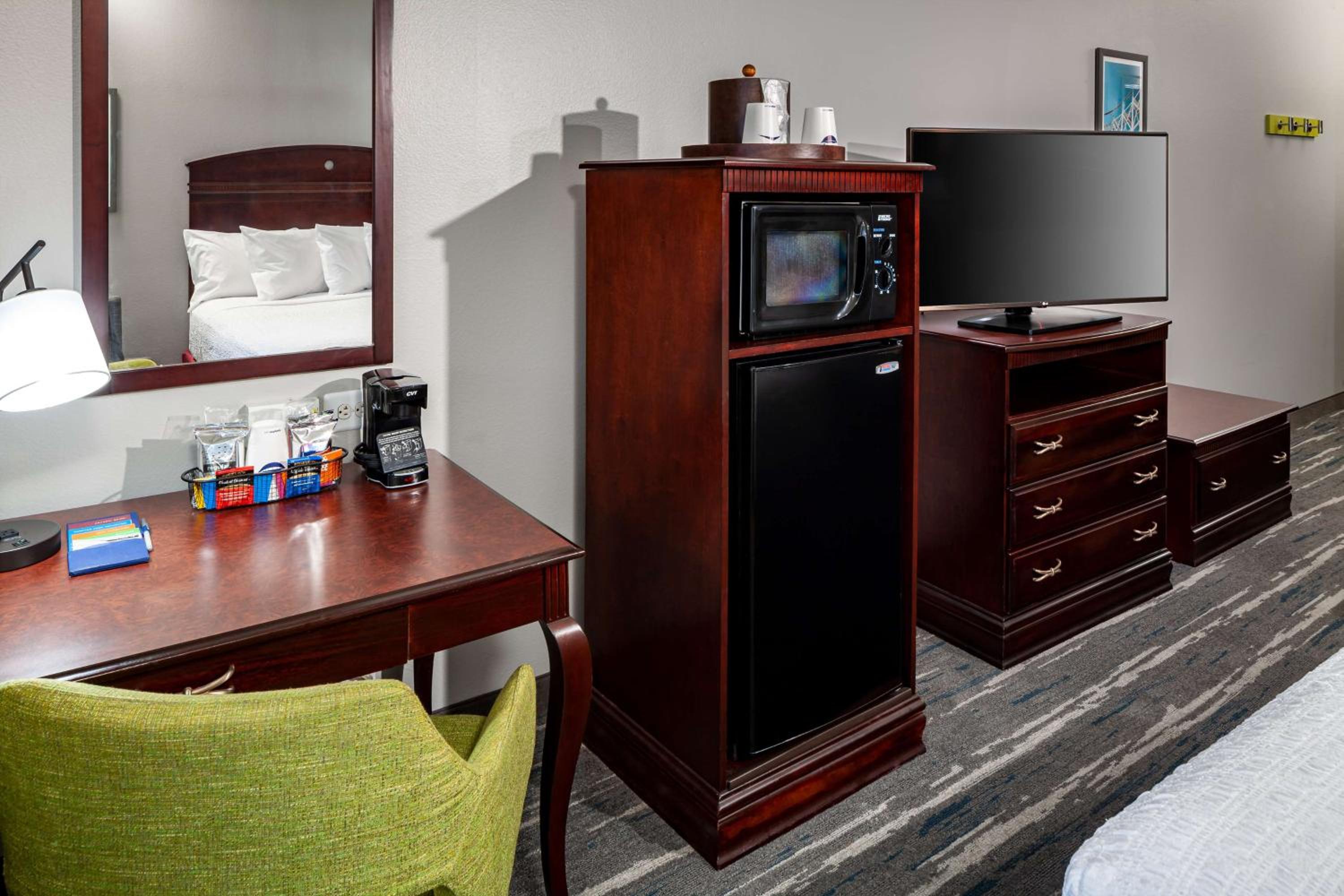 King Room with King Bed - Non-Smoking - Photo 2