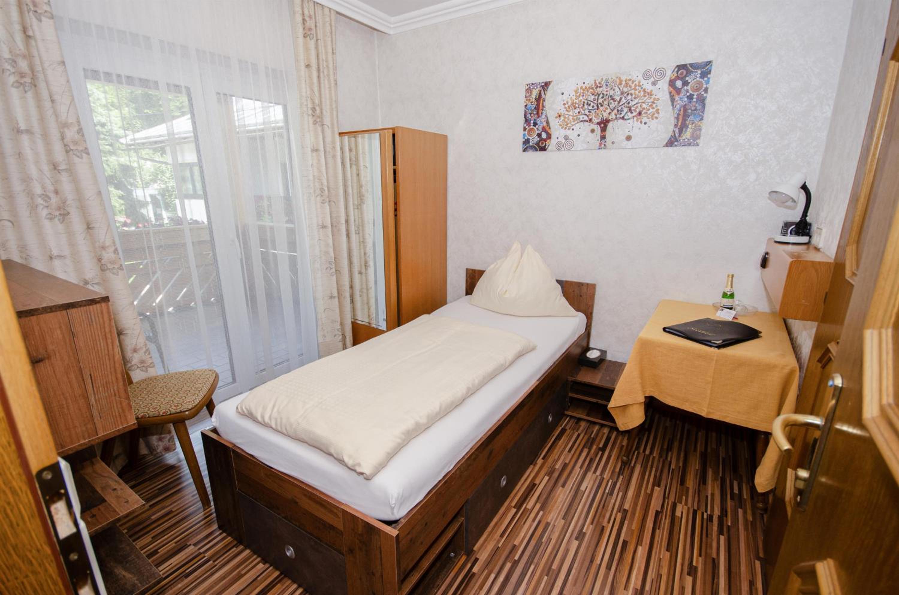 Single Room with Mountain View