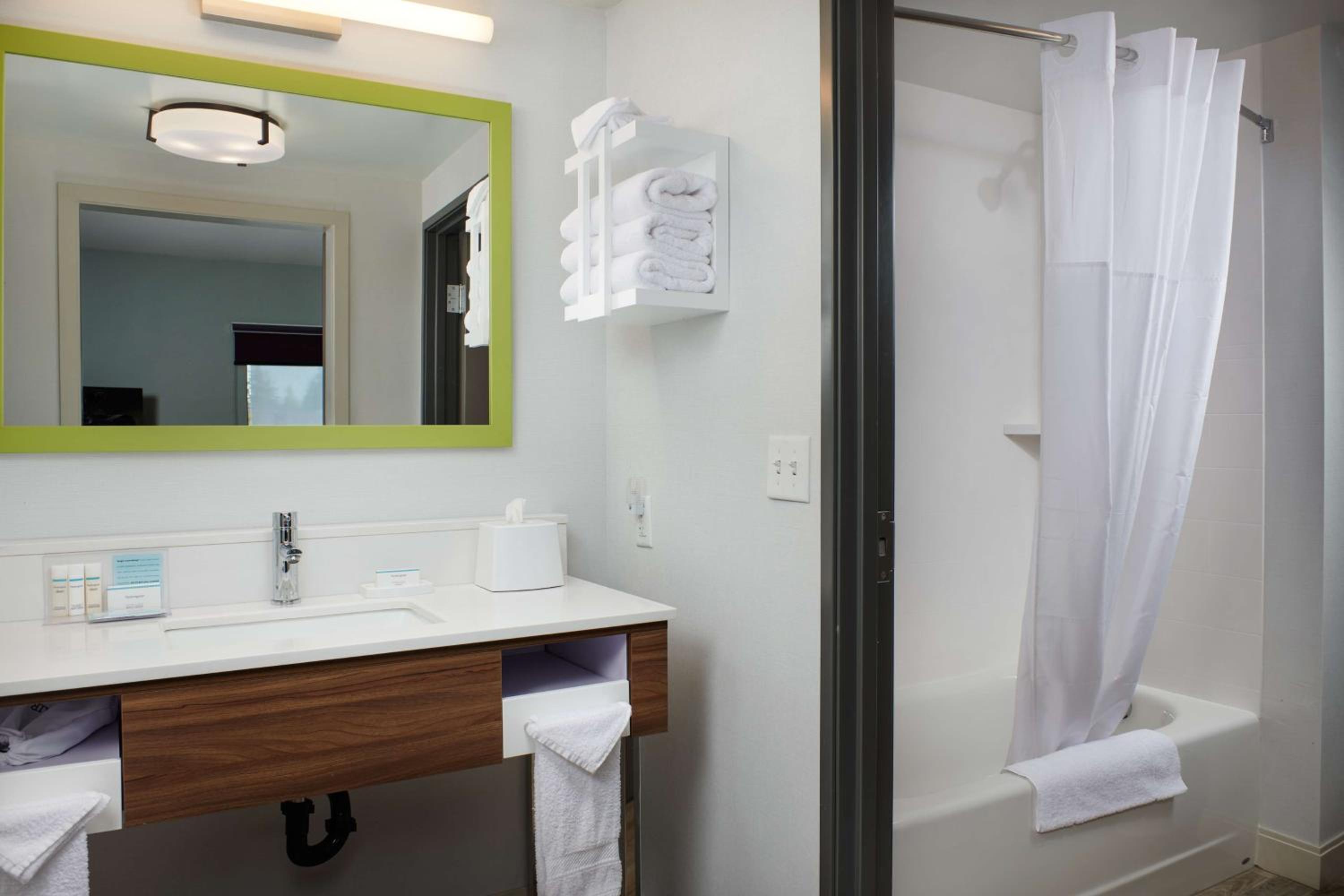 One-Bedroom King Suite - Non-Smoking - Photo 4