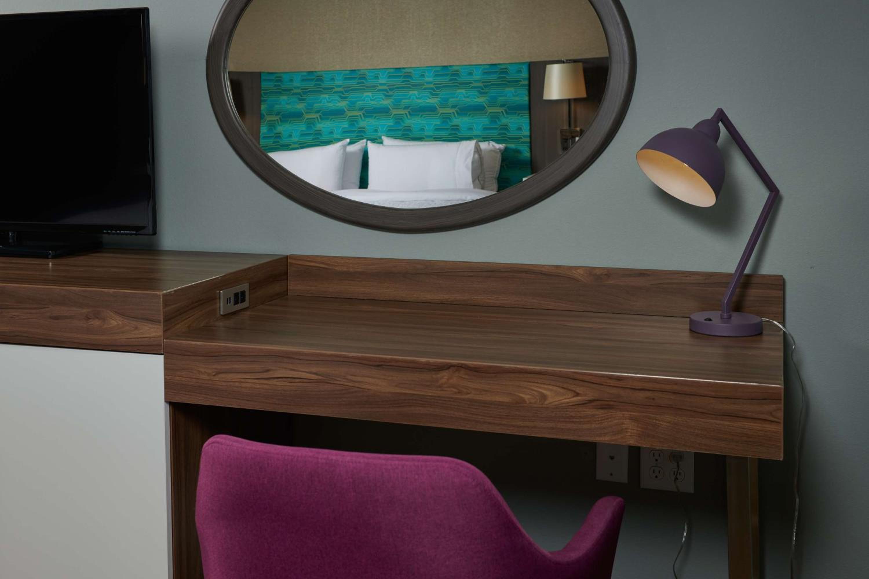 King Room with Roll-in Shower - Mobility Accessible/Non-Smoking - Photo 1