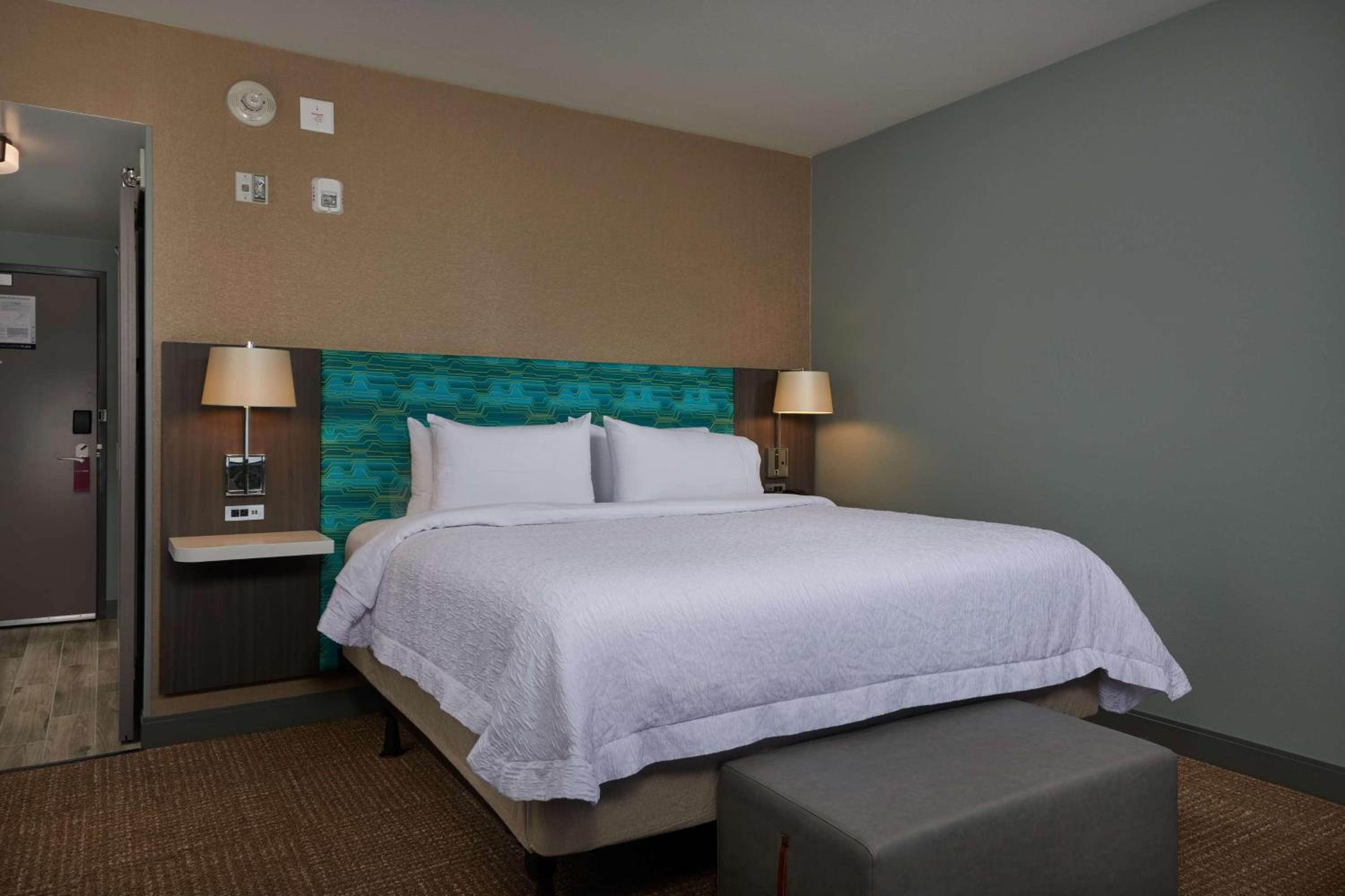 King Room - Non-Smoking - Photo 2