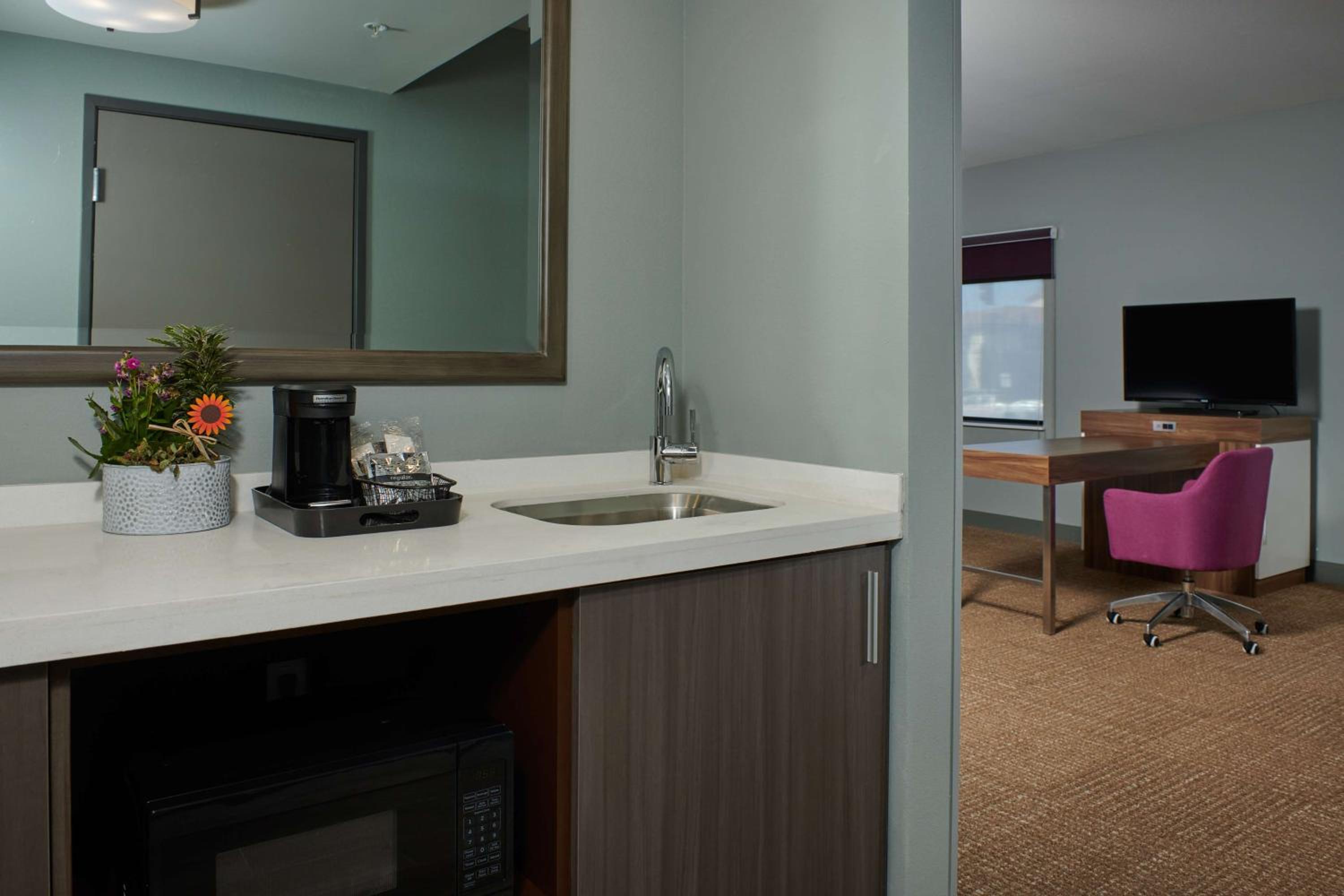 One-Bedroom King Suite - Non-Smoking - Photo 3