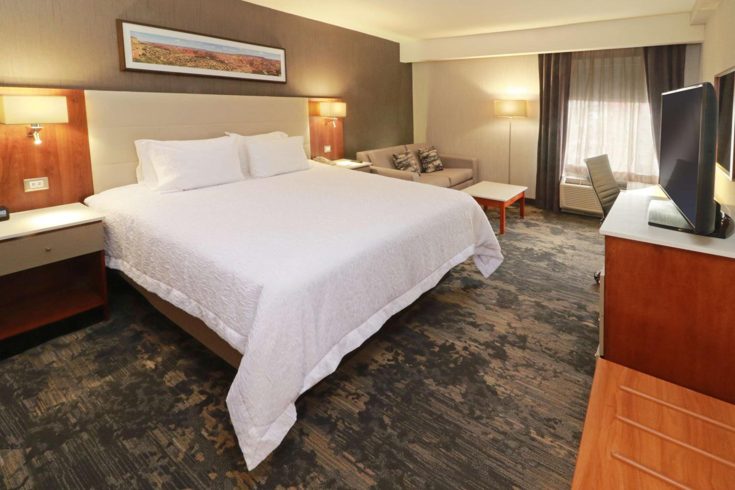 King Room with King Bed - Non-Smoking - Photo 2
