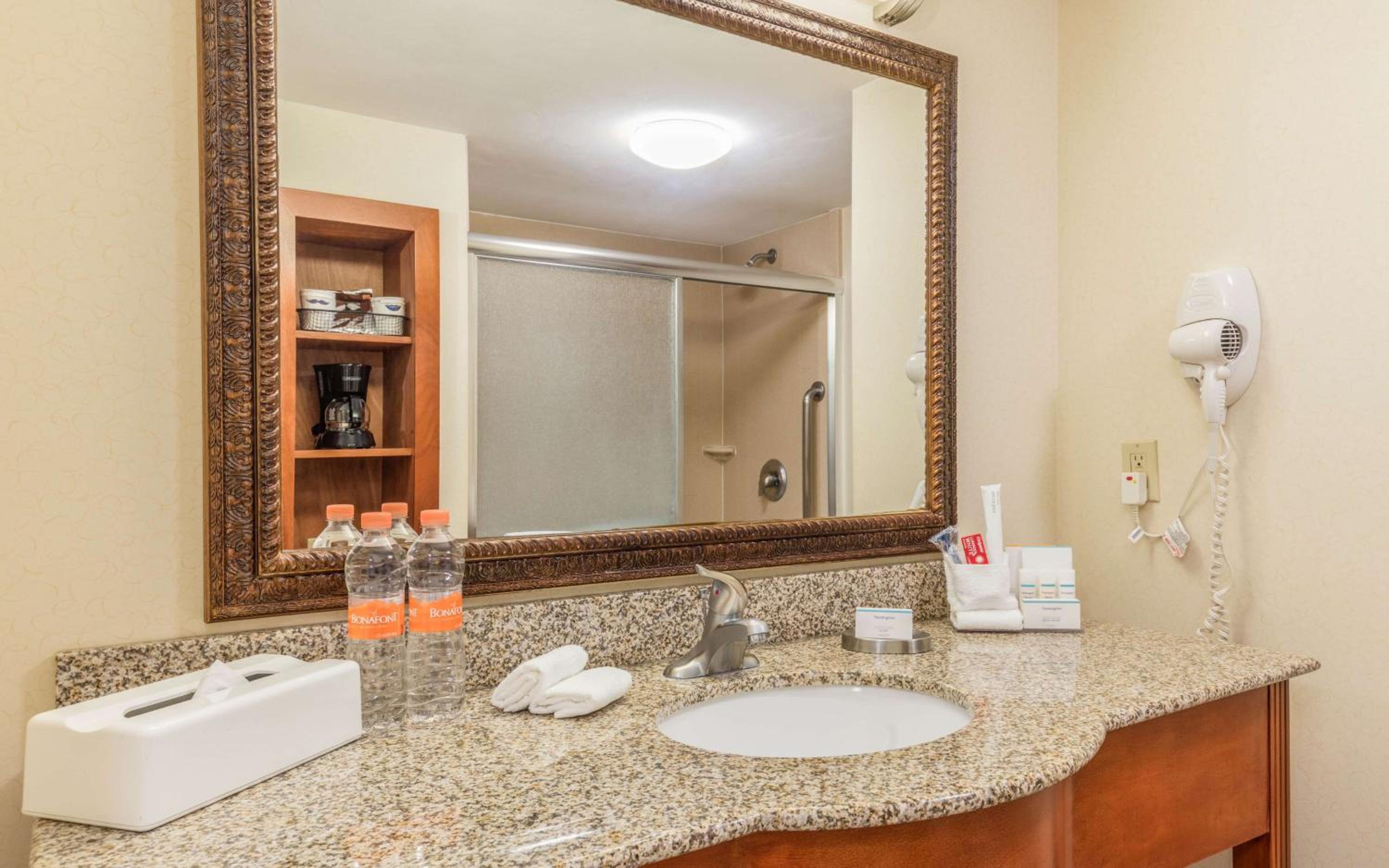 King Room with Shower - Non-Smoking - Photo 3