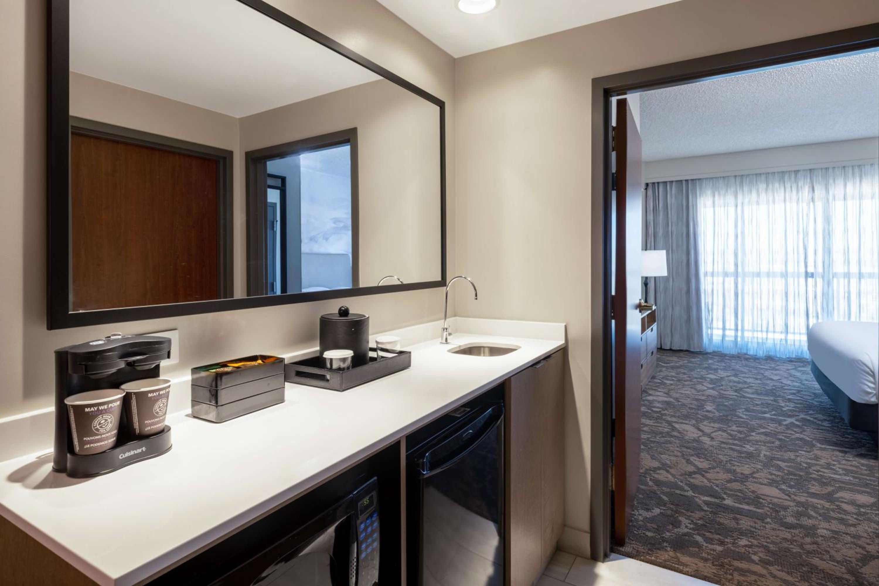 Corner King Room - Non-Smoking - Photo 4