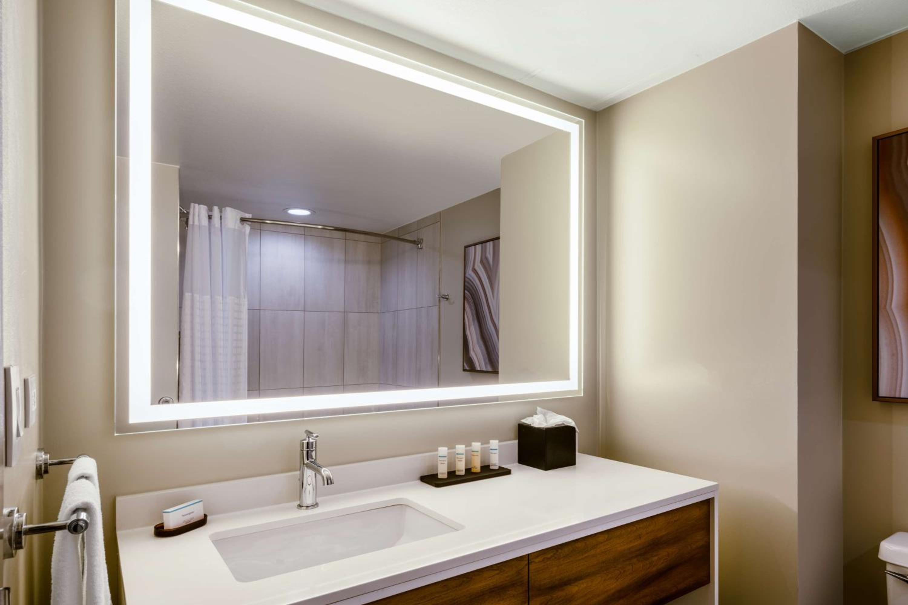 Corner King Room - Non-Smoking - Photo 2