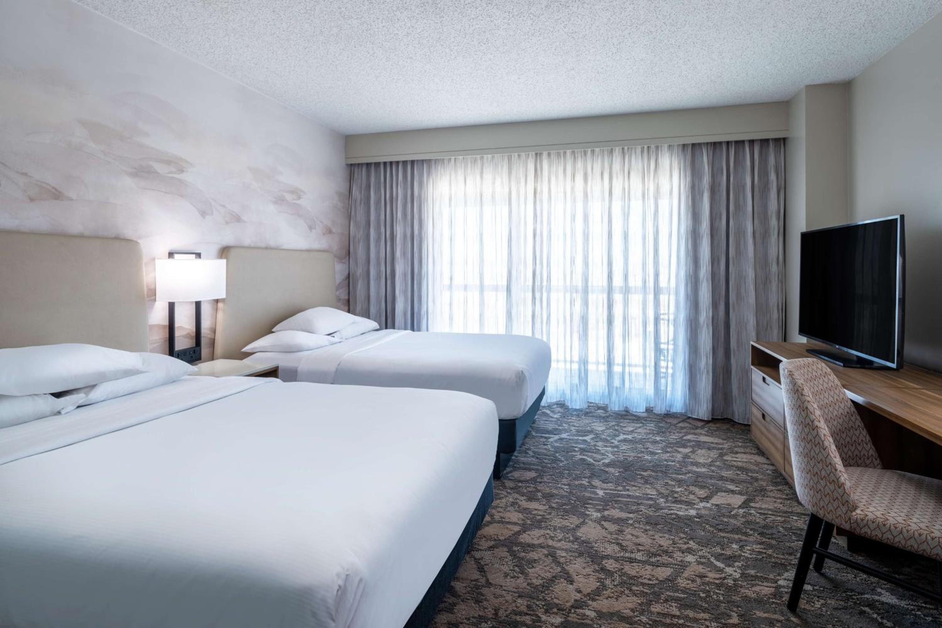 Queen Suite with Two Queen Beds - Photo 3