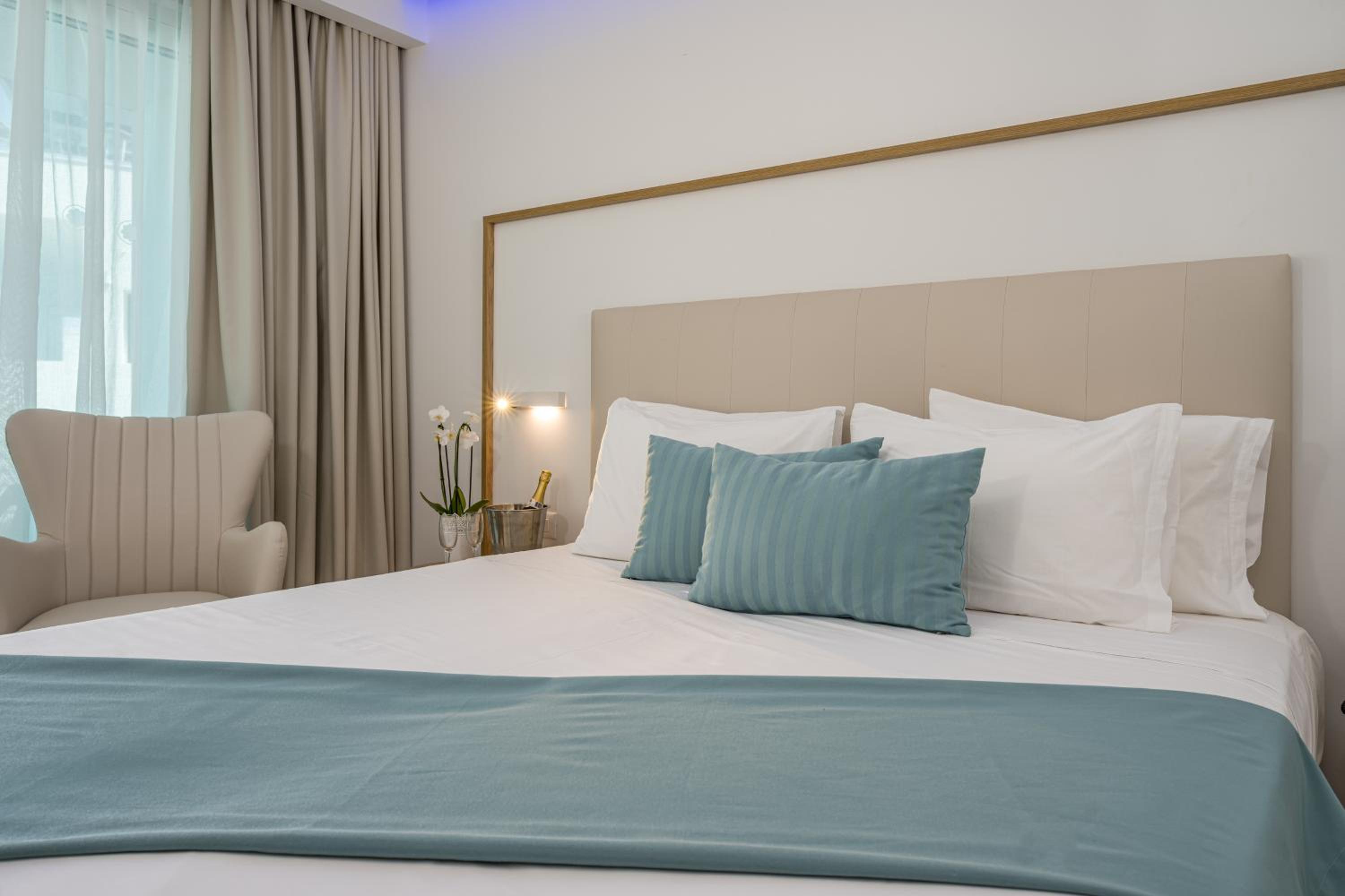 Deluxe Double or Twin Room with Sharing Pool - Photo 12