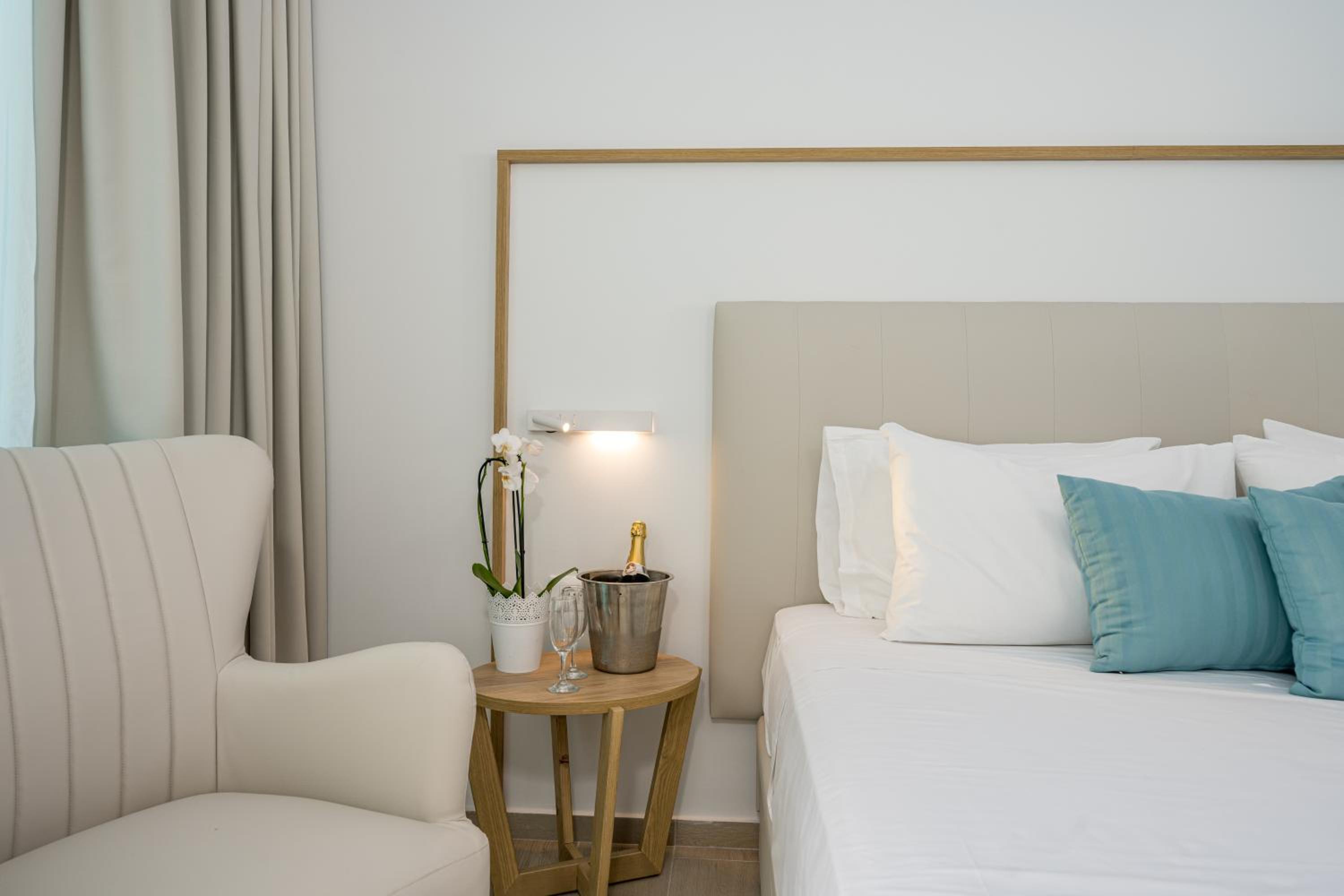 Deluxe Double or Twin Room with Sharing Pool