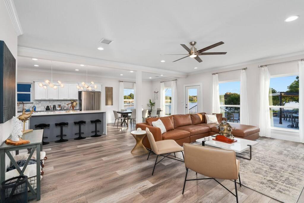 Family Room photo 1