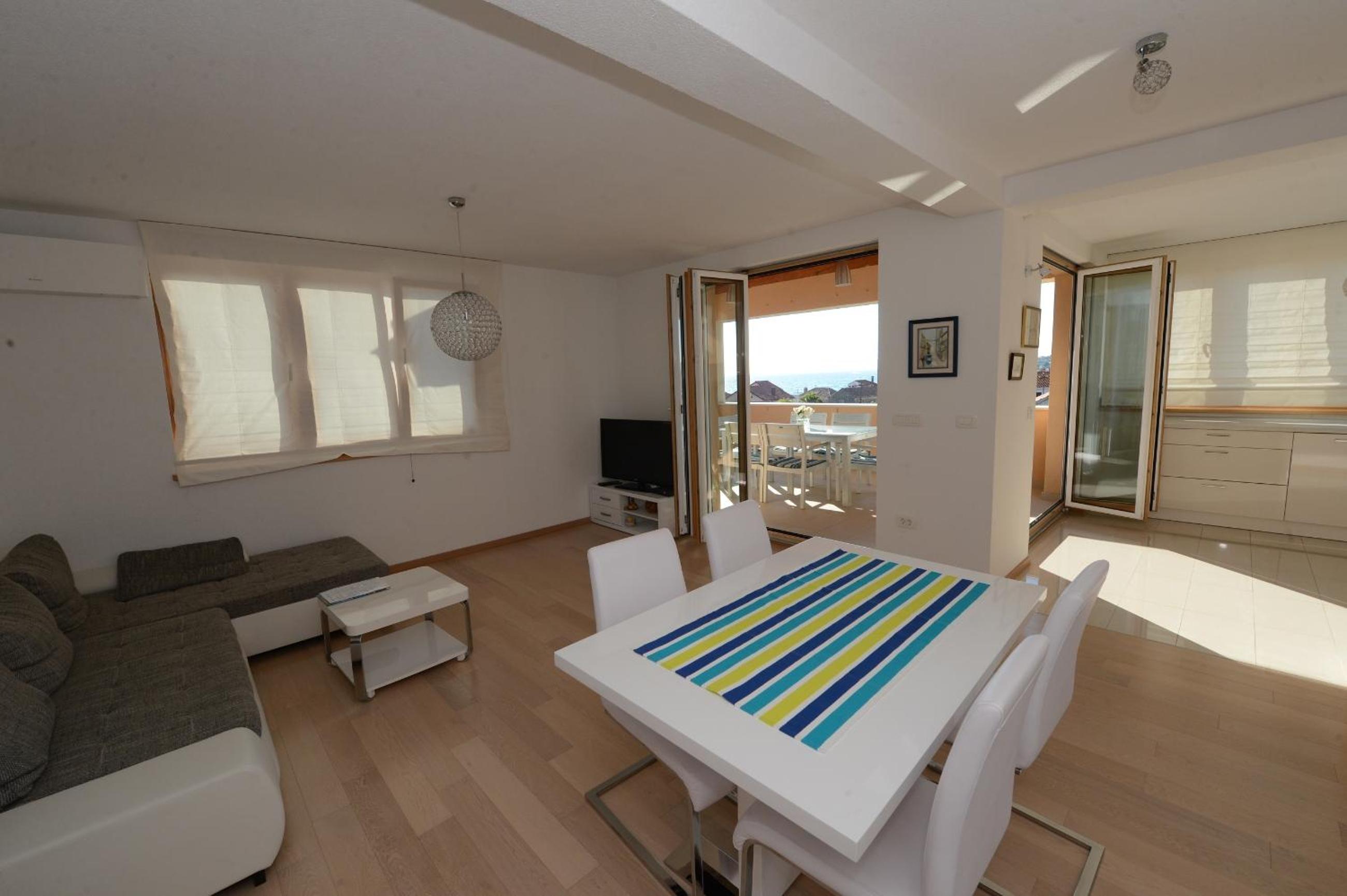 Three-Bedroom Apartment with Heating Pool photo 2