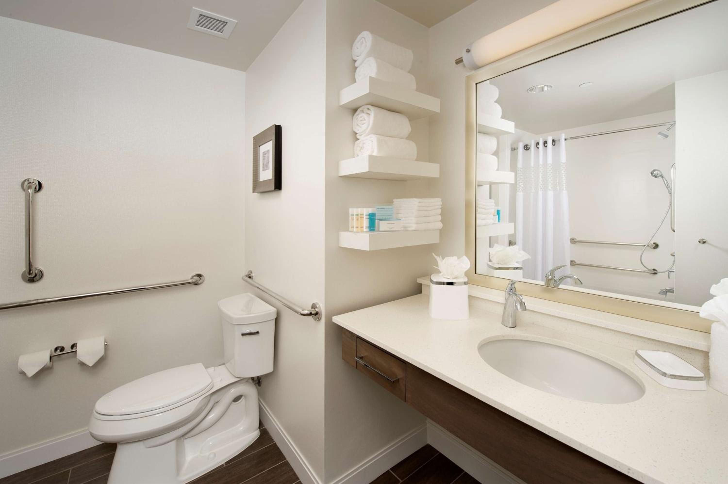 Queen Room with Two Queen Beds - Mobility and Hearing Access/Non-Smoking photo 3