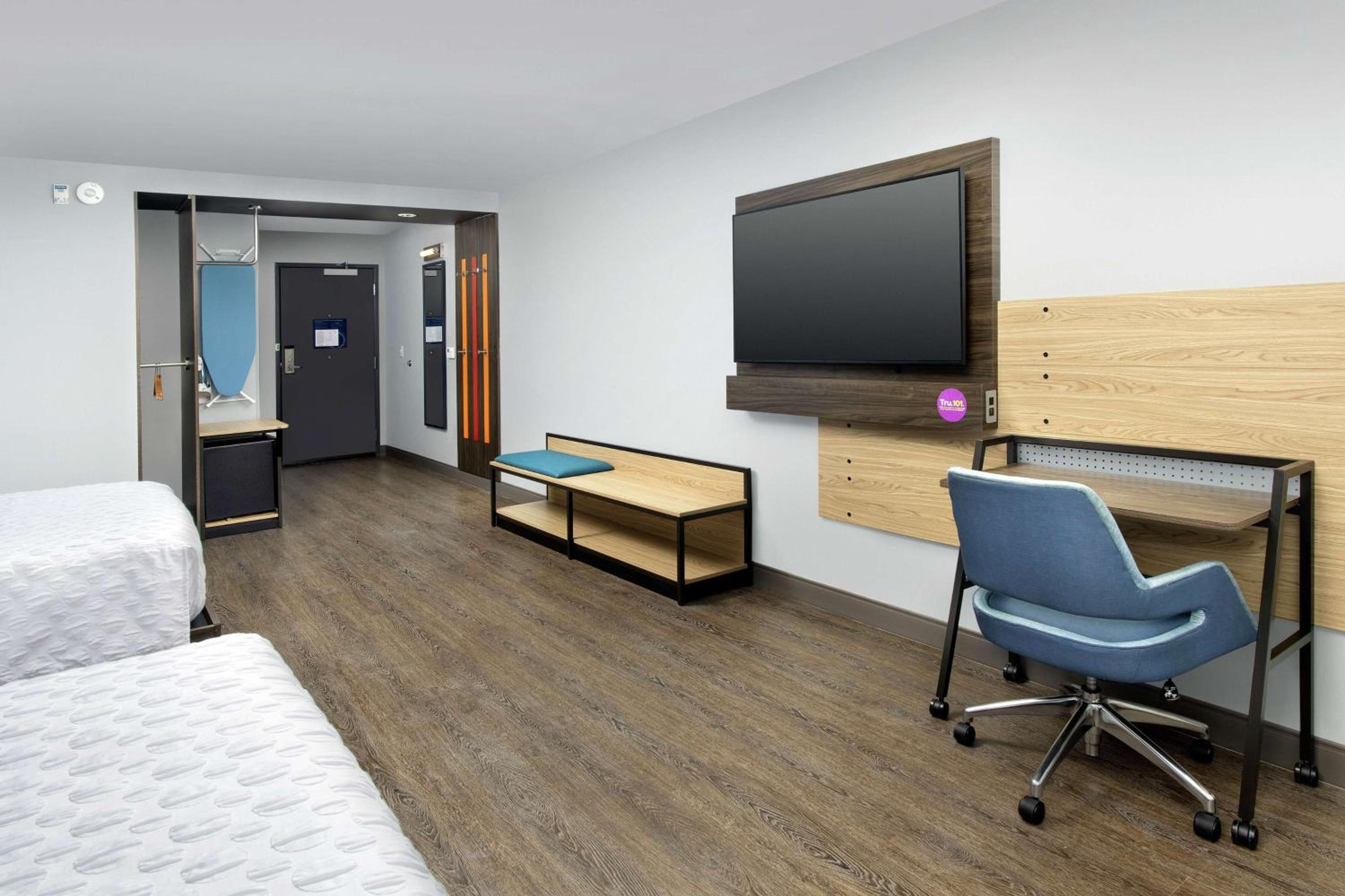 Queen Room with Two Queen Beds and Accessible Tub - Mobility Access photo 3